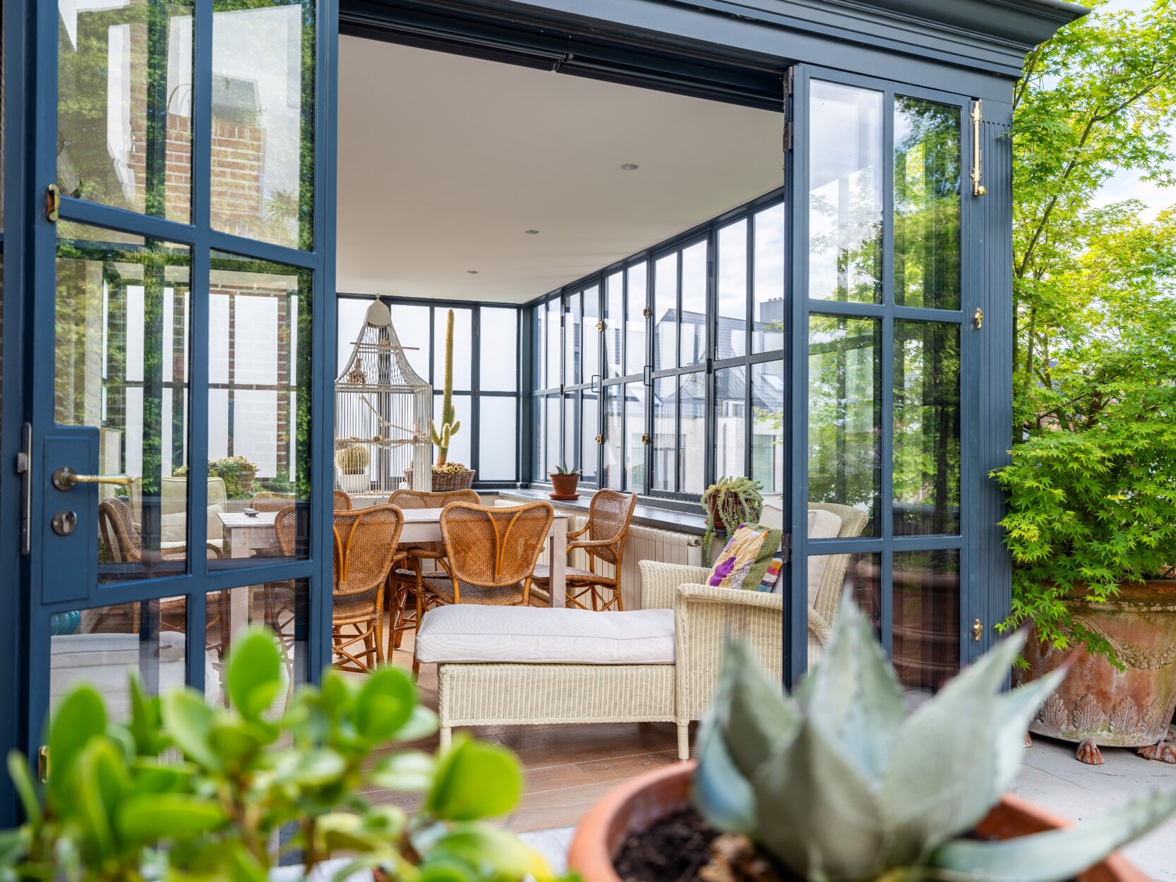 Schitterende penthouse (179m²) met zeer groot en zonnig dakterras en garagebox. 