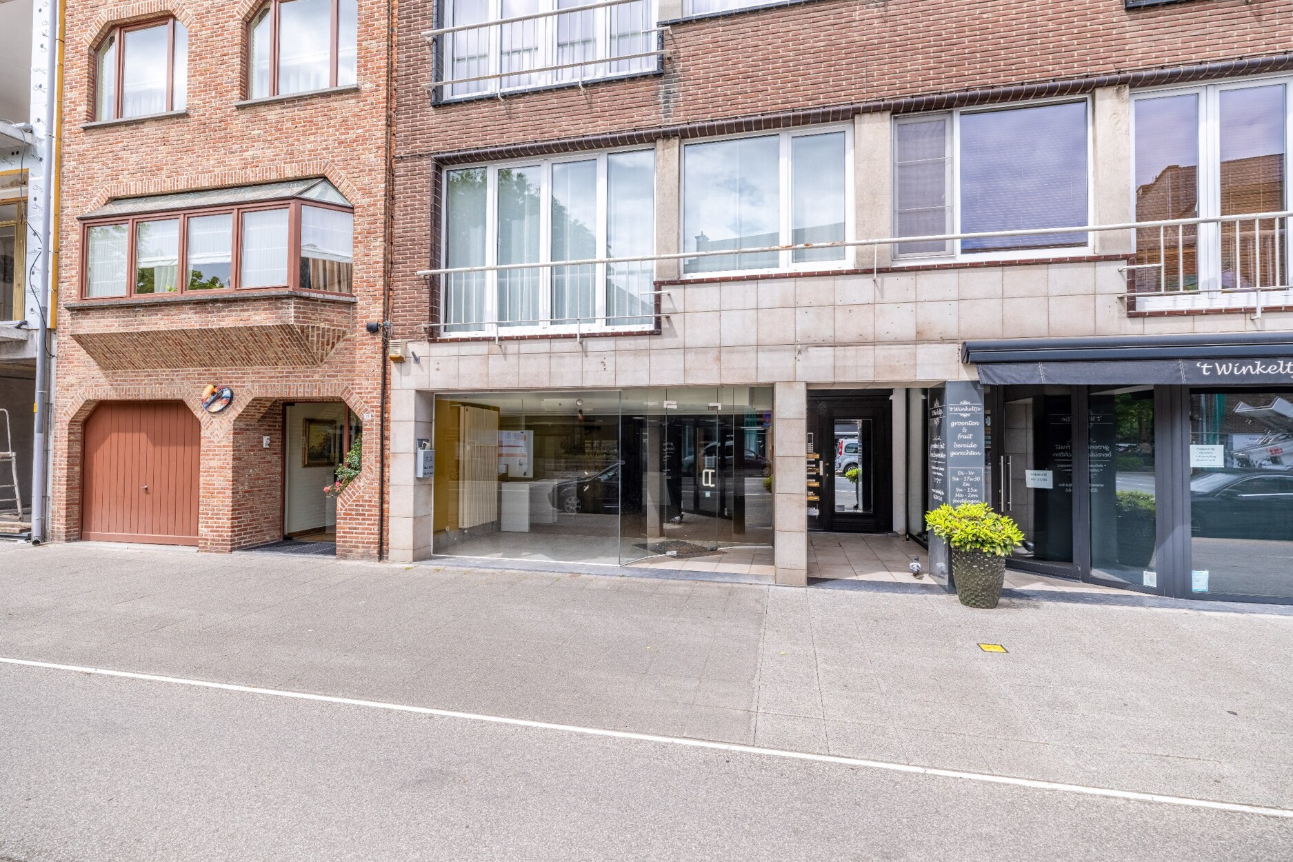 Commercieel handelsgelijkvloers van ca. 220m² op absolute toplocatie in Brasschaat!