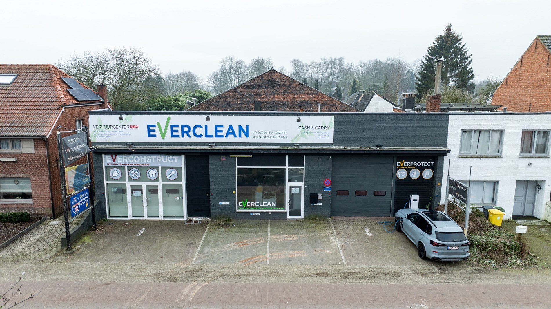 TE HUUR: Magazijn/loods met ingebouwde kantoren