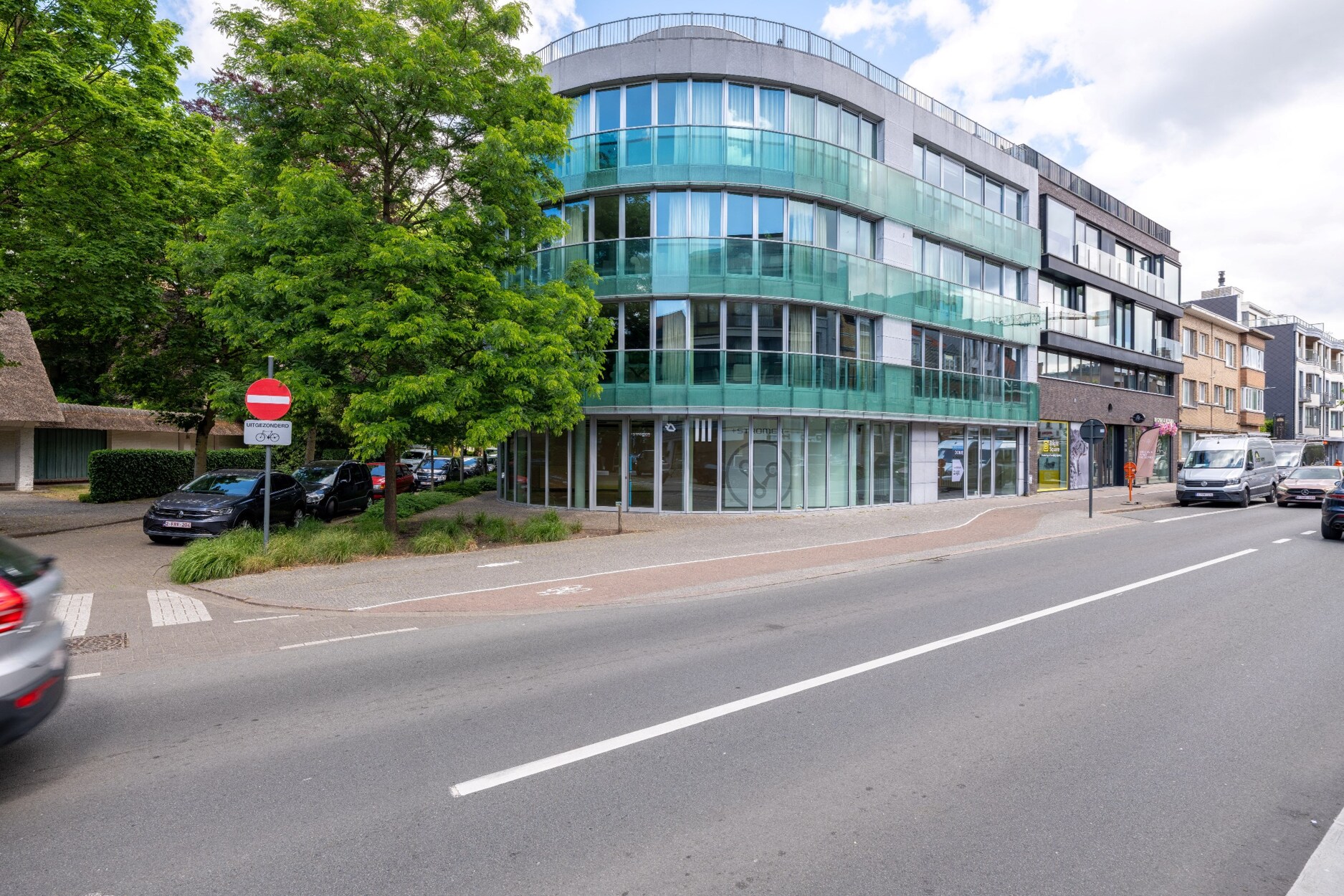 Uitstekend hoekgelegen handelspand van ca. 351 m² op top-locatie