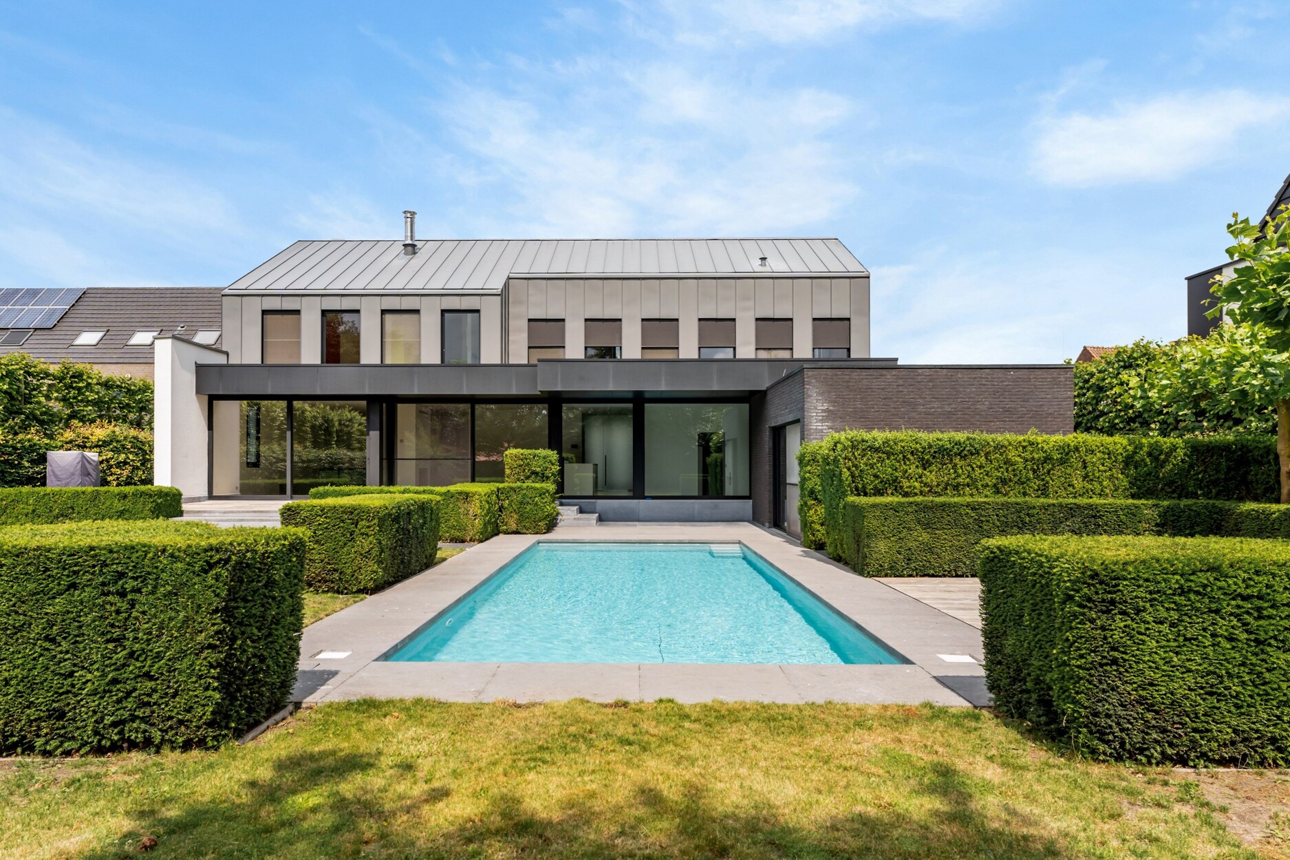 Exclusieve moderne en energiezuinige villa met zwembad op perceel van ca. 1.851m² te Gierle! 