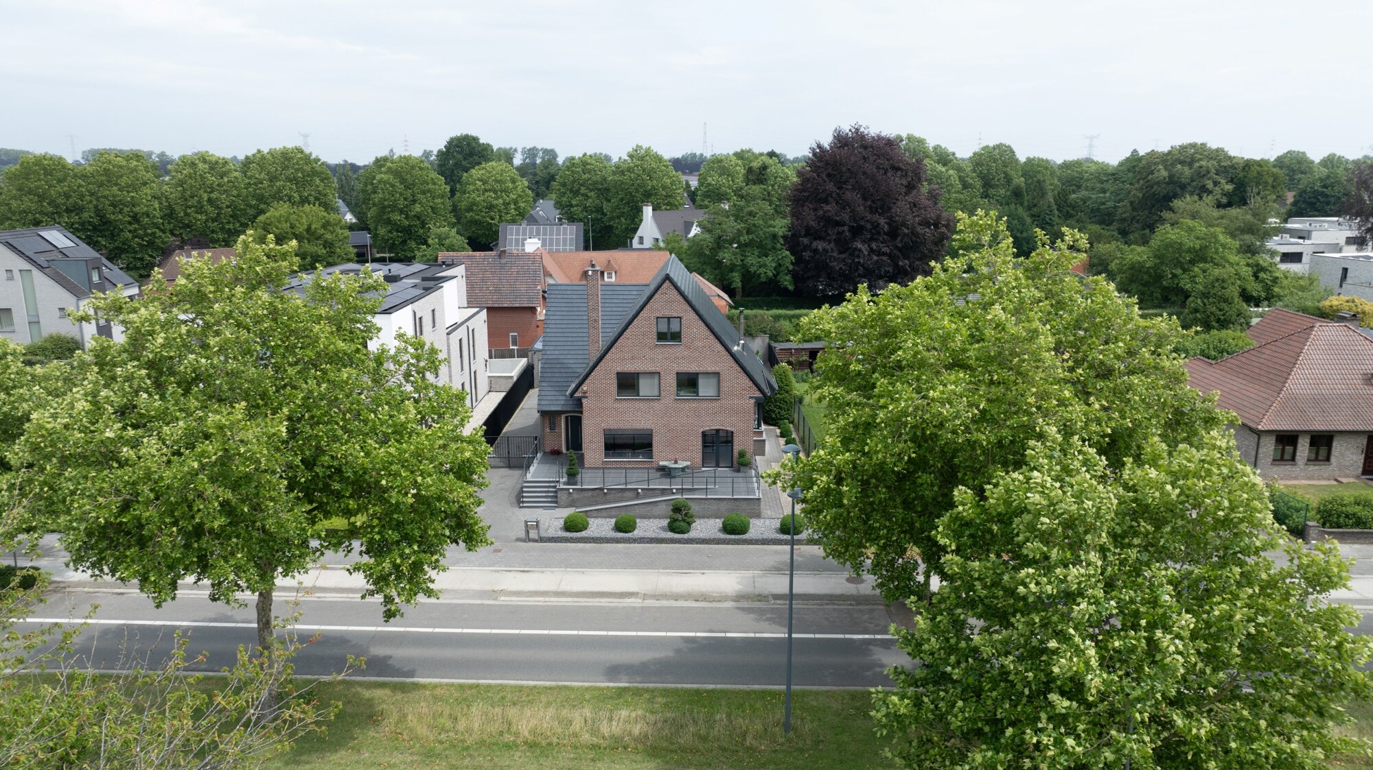 Volledig gerenoveerde ruime en ideale gezinswoning op een onderhoudsvriendelijk terrein van 771m2 te Bree.