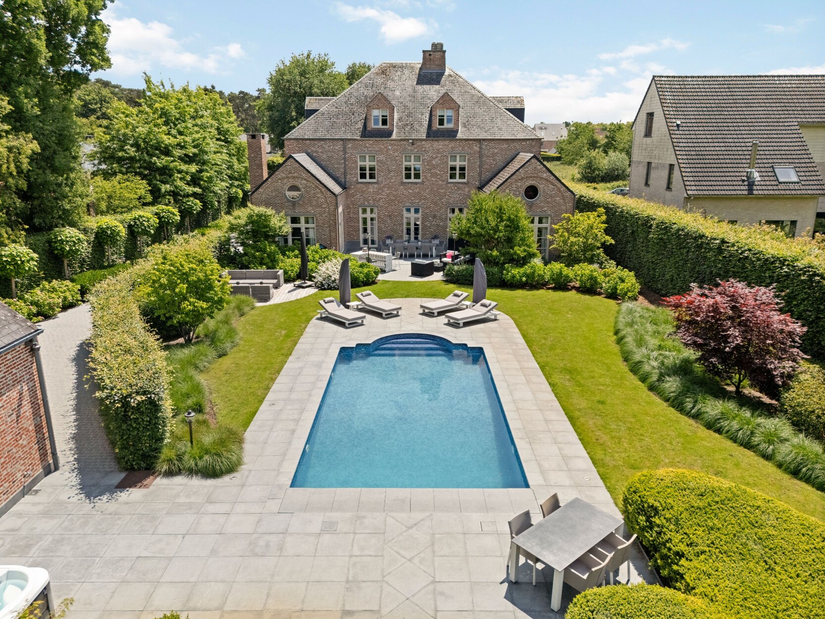 Luxueuze Manoir met oa. 4 slpks, 3 badks, verw. zwembad, groot bijgebouw op ca. 2.673 m².