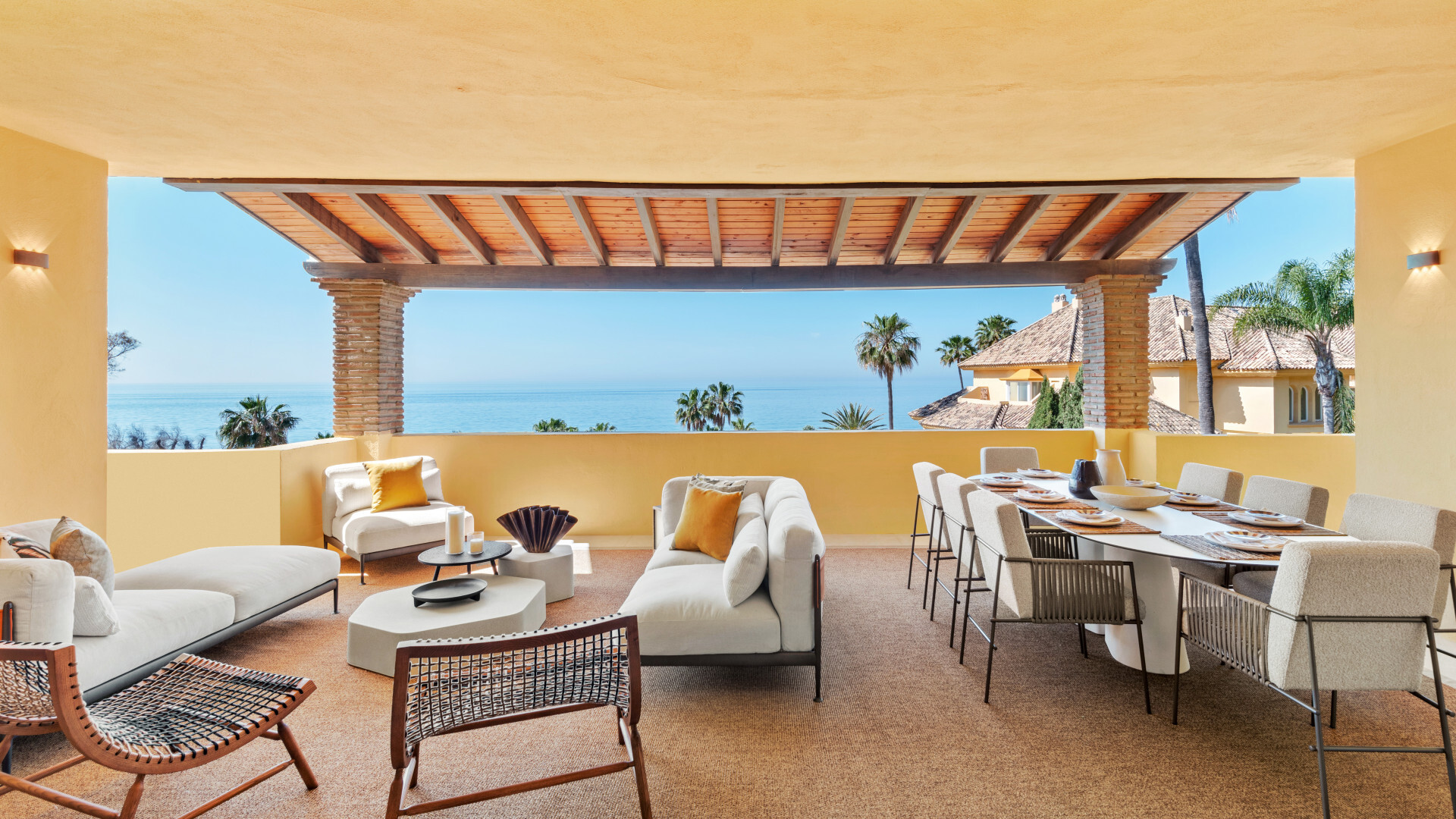 Uitzonderlijk duplex penthouse met directe toegang tot het strand en panoramisch zeezicht in Rio Real, Marbella Oost