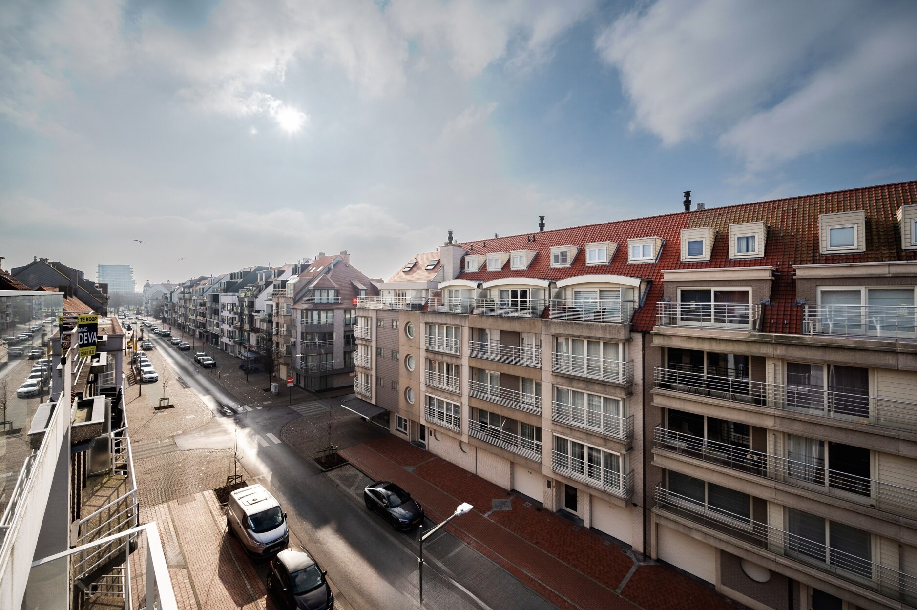 Instapklare duplex penthouse, ideaal gelegen met een zonnig zuidwestgericht terras en parking.