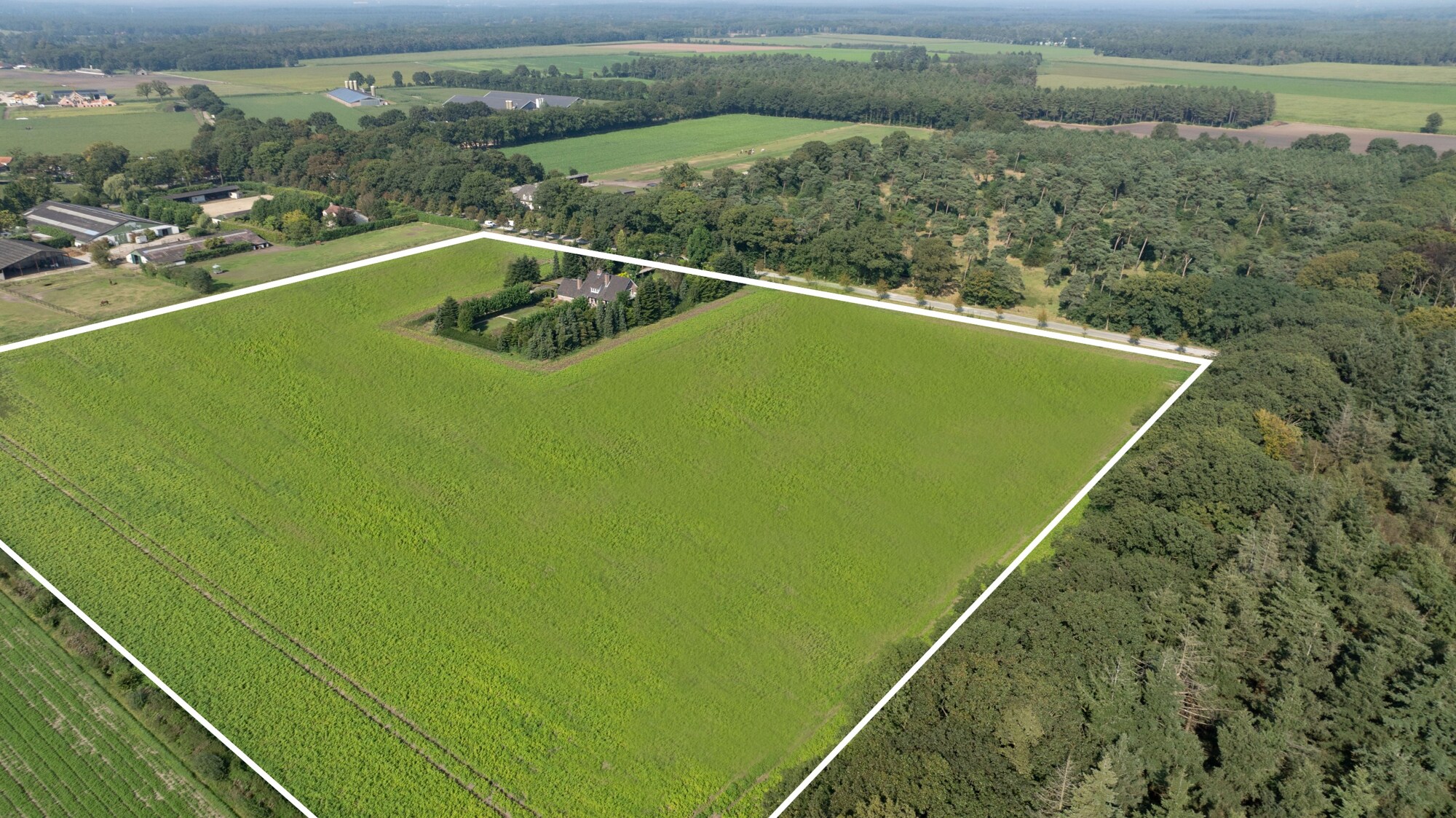 Uniek gelegen landhuis op een prachtige locatie met een parkachtige Engelse tuin in een bosrijke omgeving