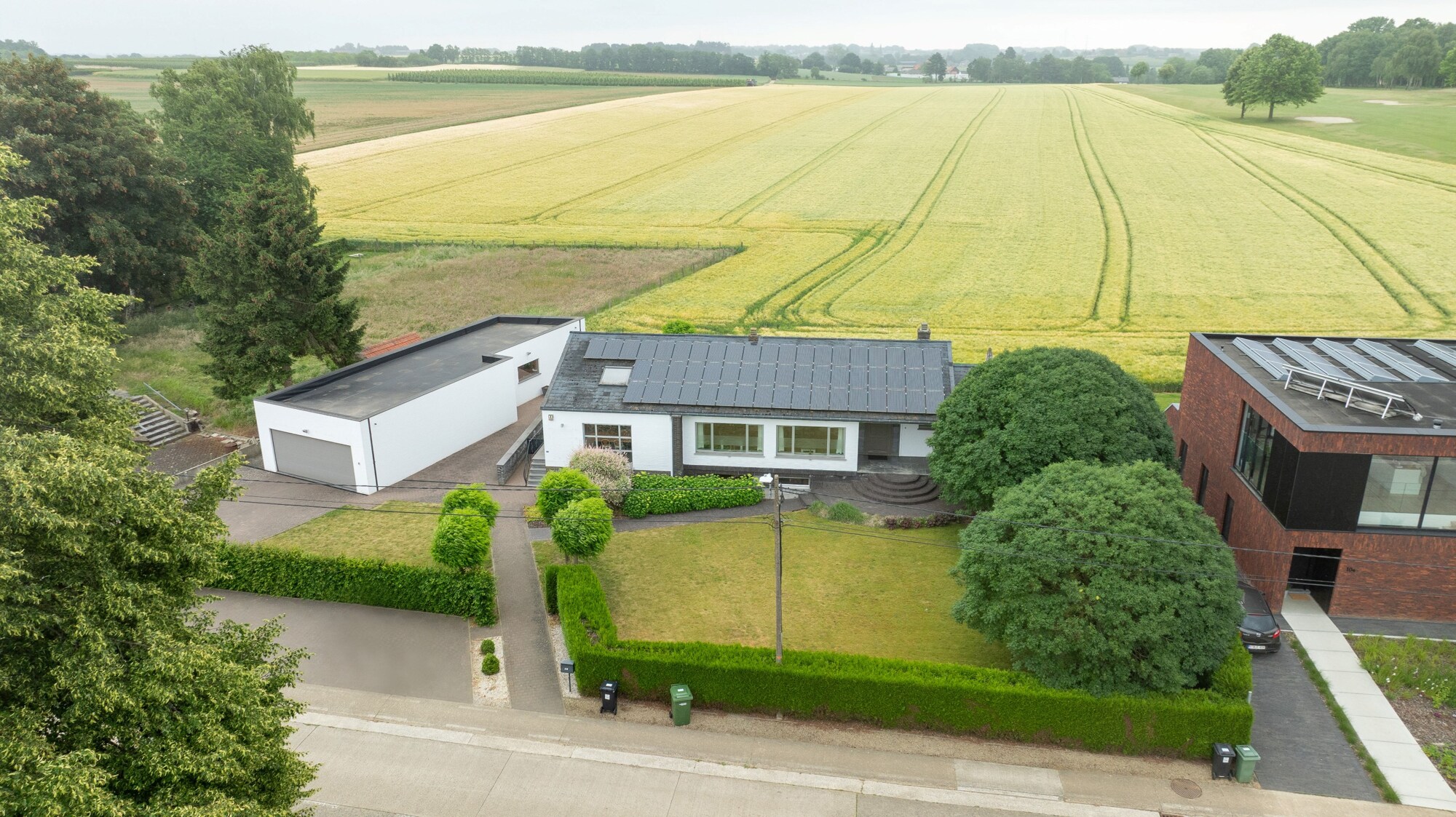 Bungalow met praktijkruimte/winkel, 3 slpks en bijgebouw