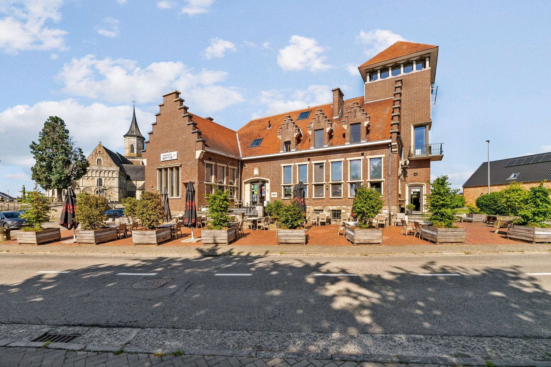 Uniek gerenoveerd opbrengsteigendom te Kumtich (handelspand en 2 ruime appartementen)