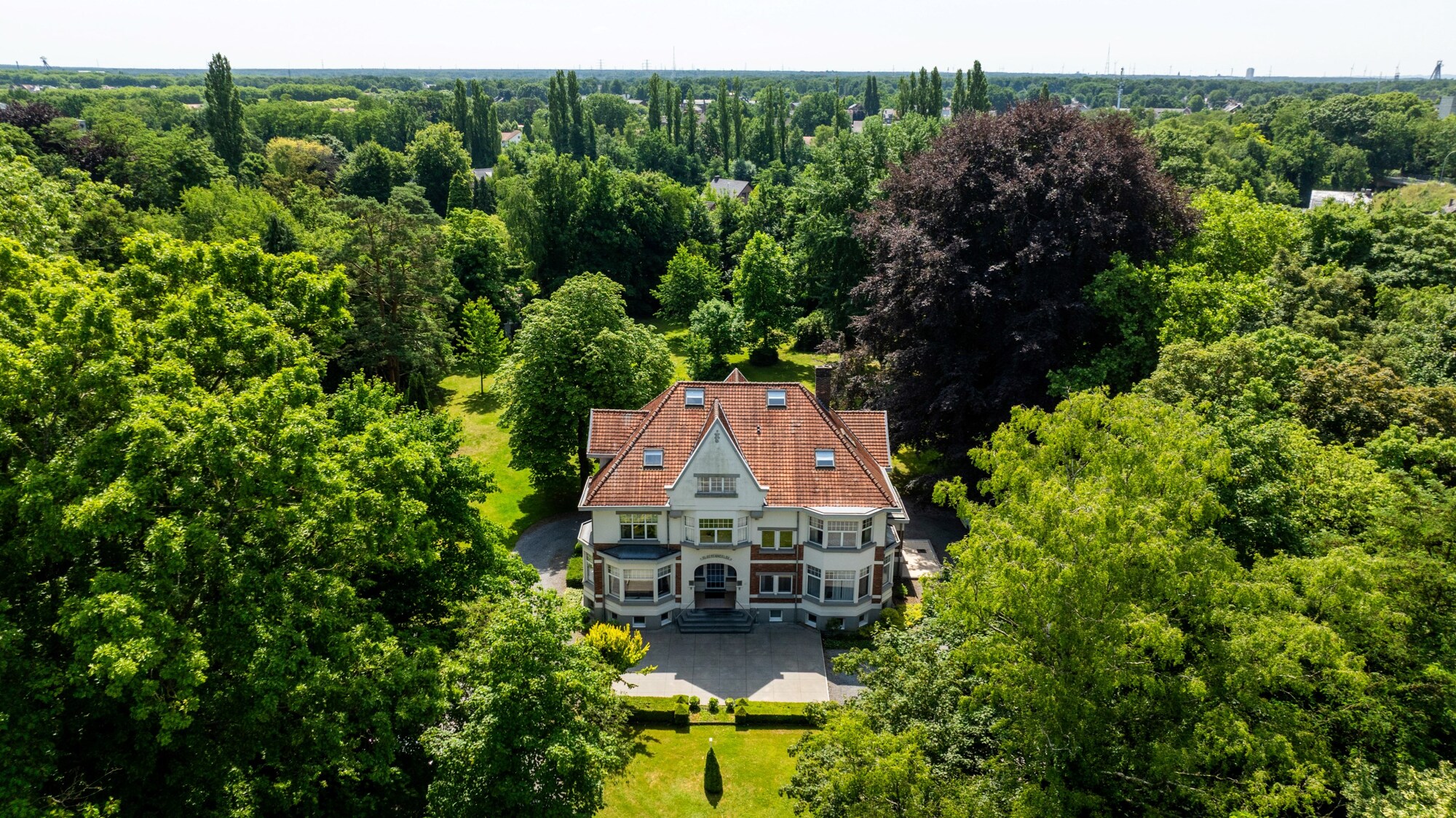 Statige directeursvilla van 711m² gelegen op een exclusief perceel/park van 10125m² te Genk.