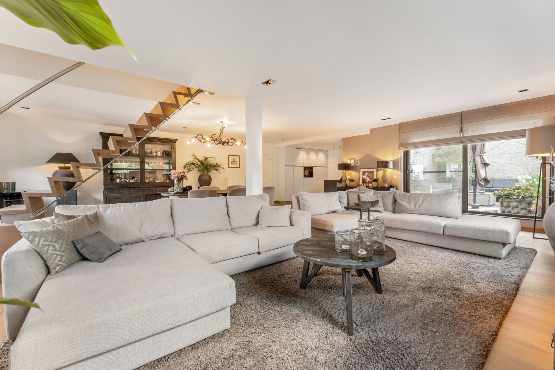 Gunstig gelegen duplex appartement met ruim terras en autostaanplaats!