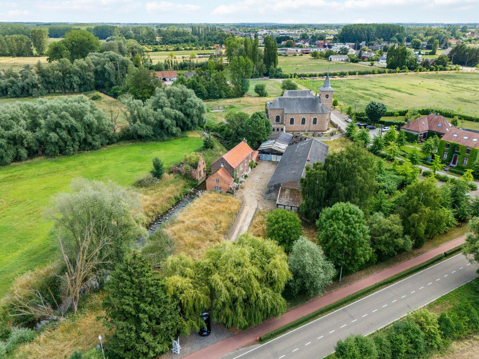 Voormalige te renoveren watermolen + woonst met stalling op een terrein van 17262m2 te Halen.