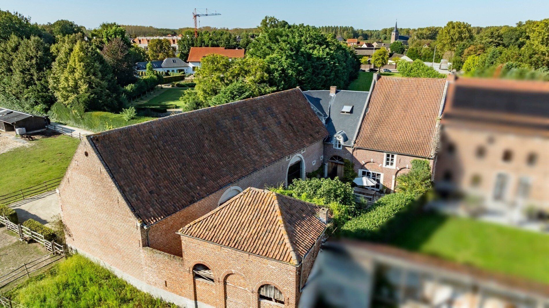 2 karaktervolle woningen en prachtige handelsruimte in een een deel van het geklasseerde Kasteel Van Dormaal. 