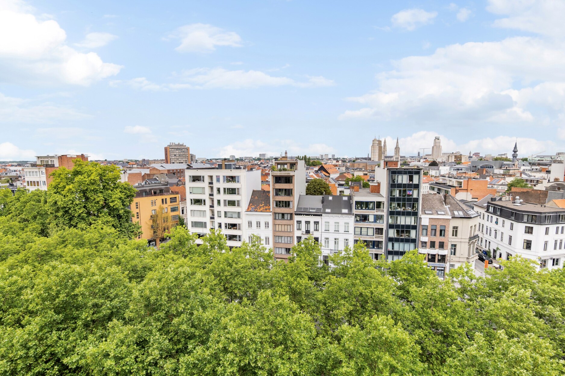 Lichtrijk duplexappartement met 3 slaapkamers, groot terras en staanplaats op de Britselei