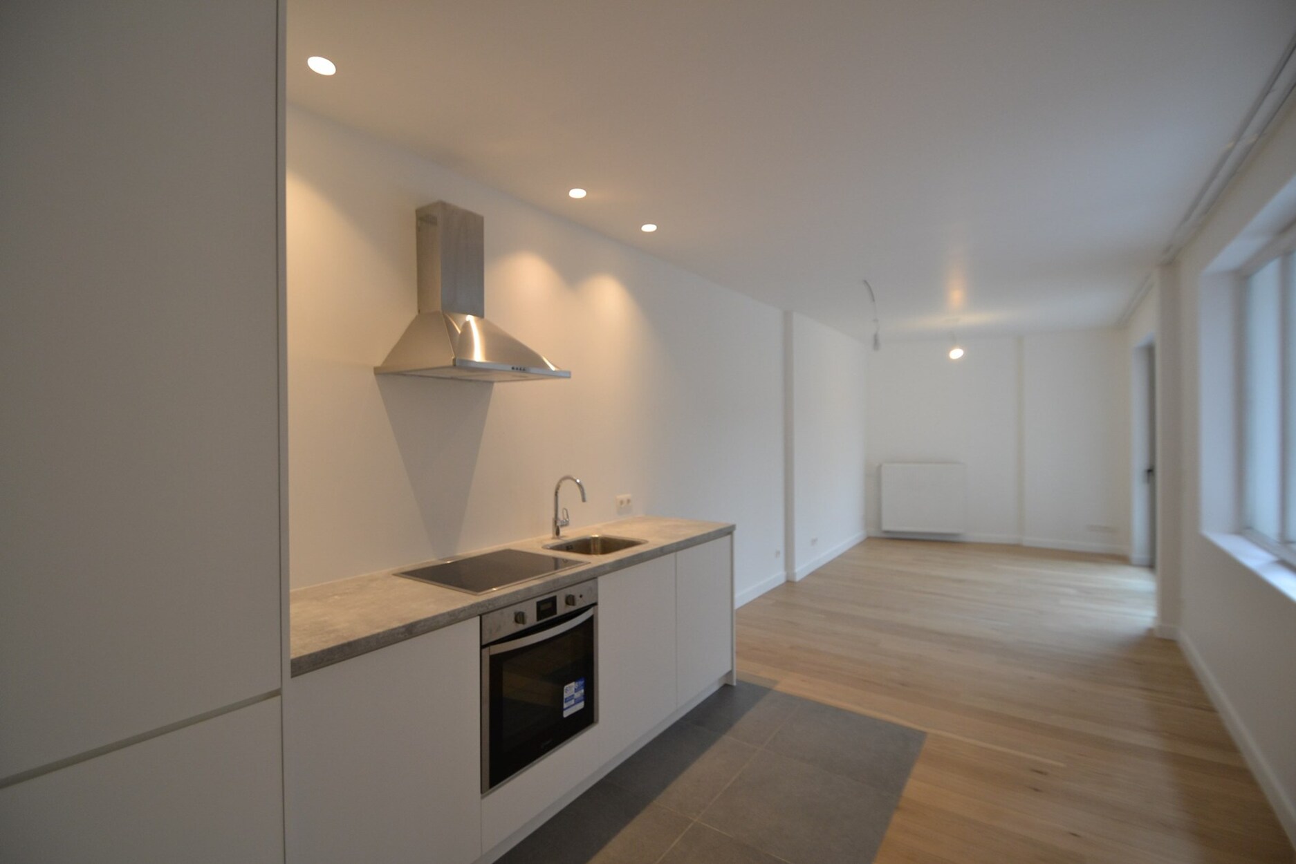 Ruim en recent totaal vernieuwd app. met oa. 2 slpks en 1 badk, op toplocatie nabij Marnixplein