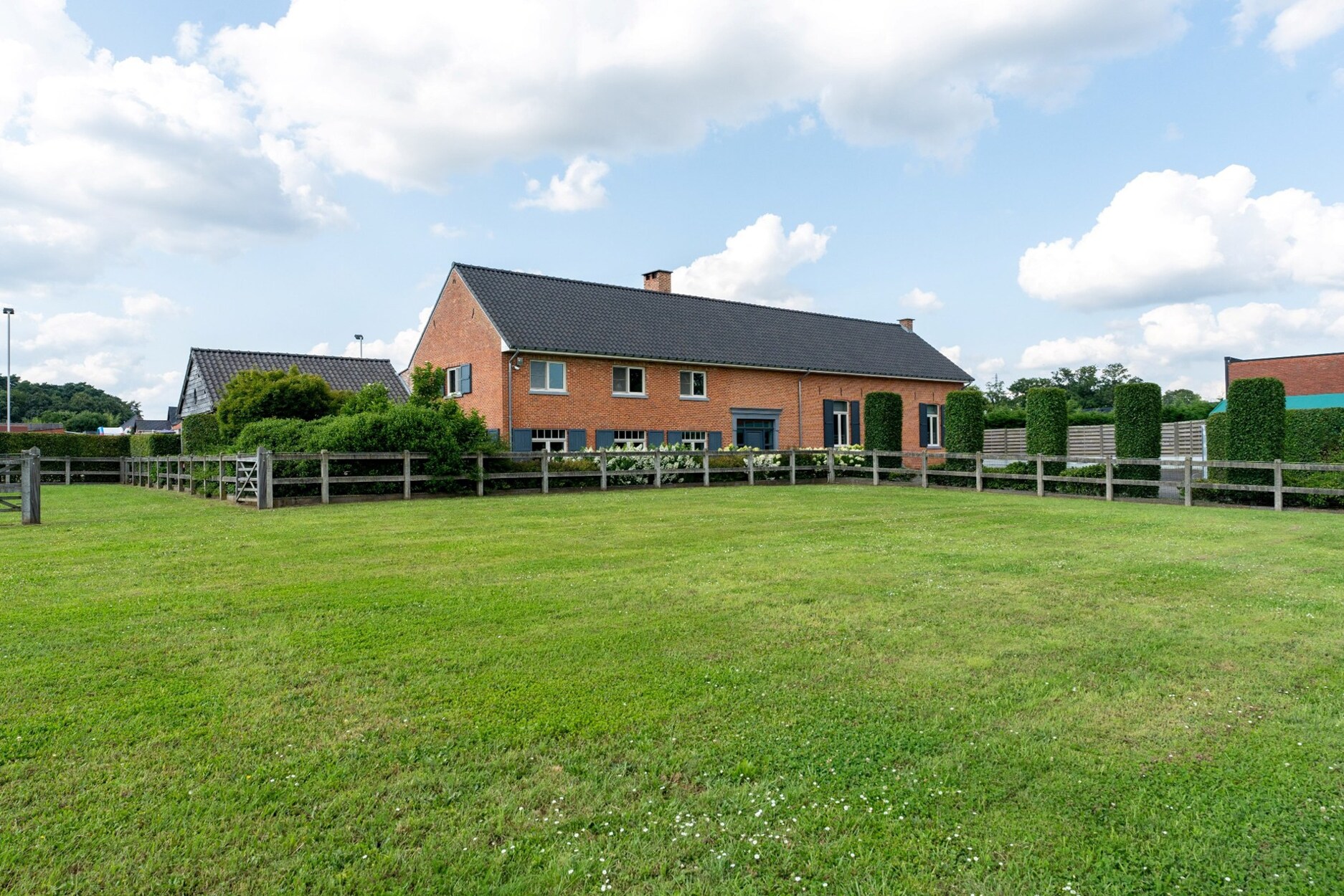 Landhuis met 8 stallen en piste op ca. 25747m2 te Heusden-Zolder.