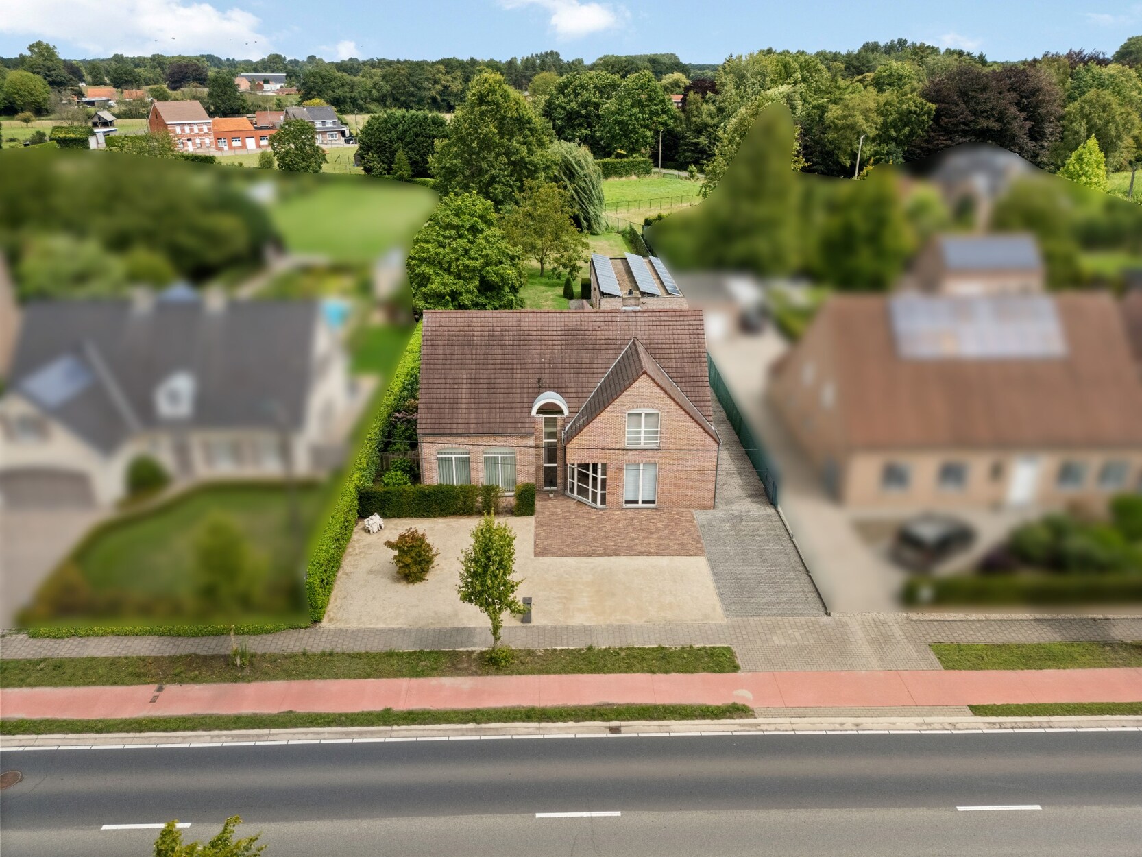 Centraal gelegen woning met grote garage en mogelijke uitbreiding van perceel te Gierle!
