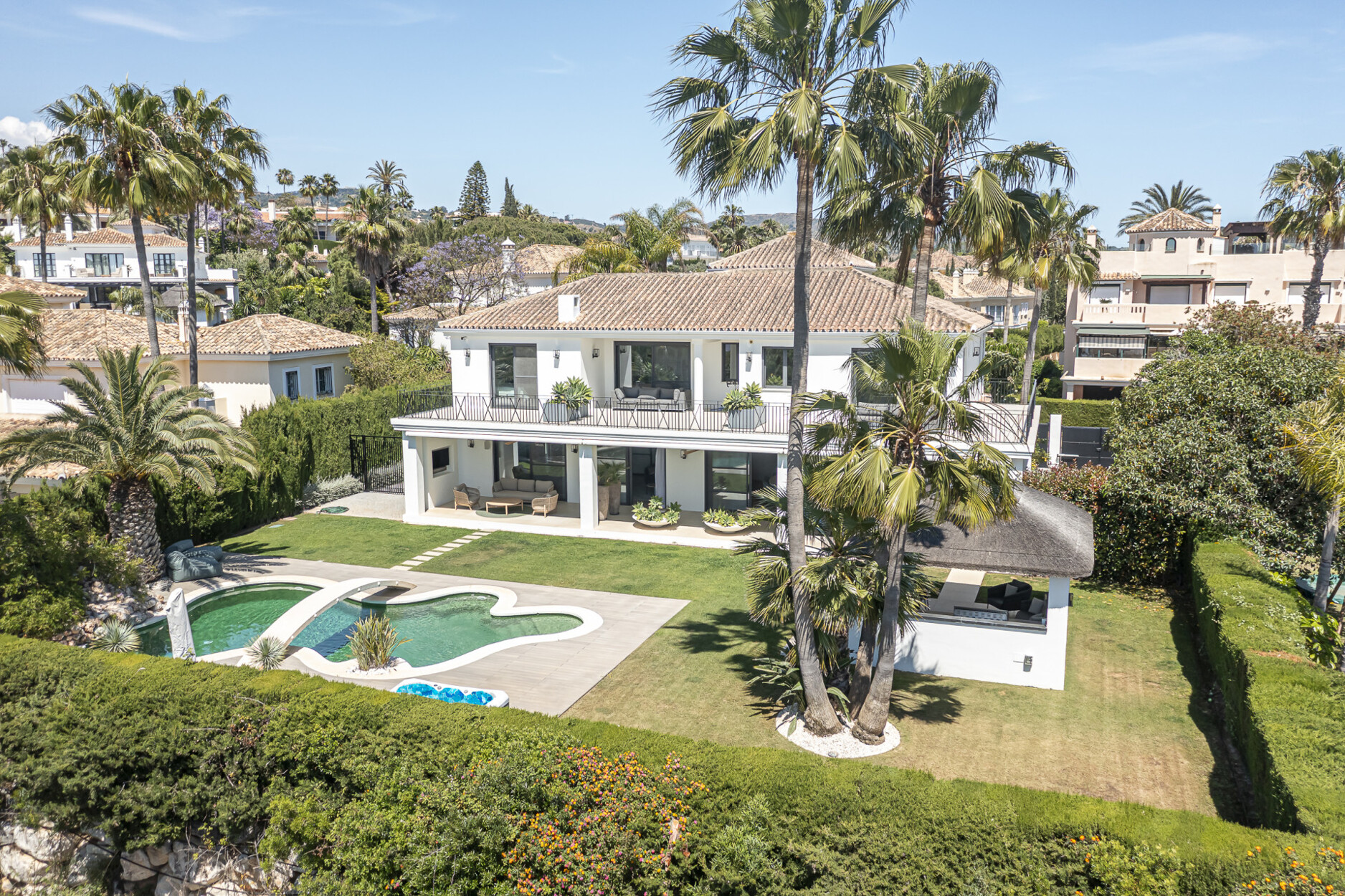 Spectaculaire gezinsvilla met panoramisch zeezicht en uitzonderlijke voorzieningen in Elviria, Oost-Marbella