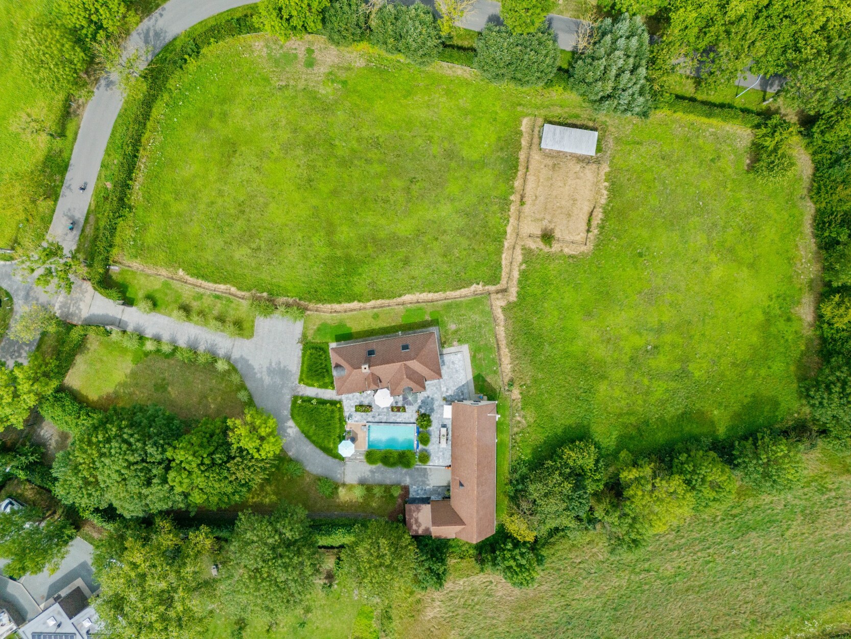 Rustige luxe woning met zwembad en multifunctioneel bijgebouw