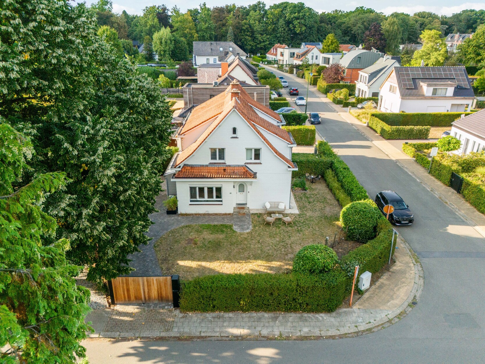 Knappe half-openbebouwing met oa. 4 slpks op 400m²