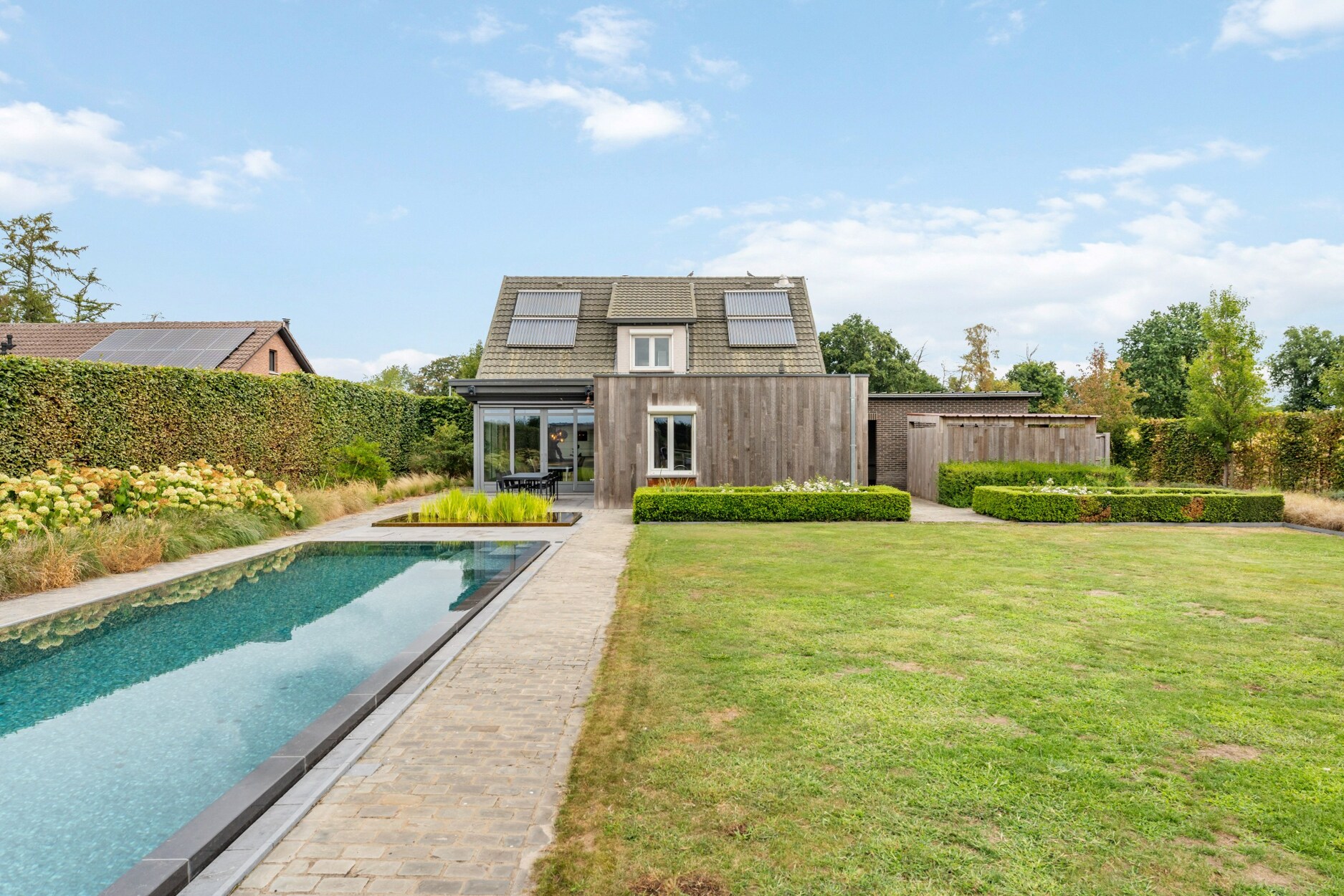 Charmante eigendom op ca. 1 hectare met 4 paardenstallen, zwembad en poolhouse