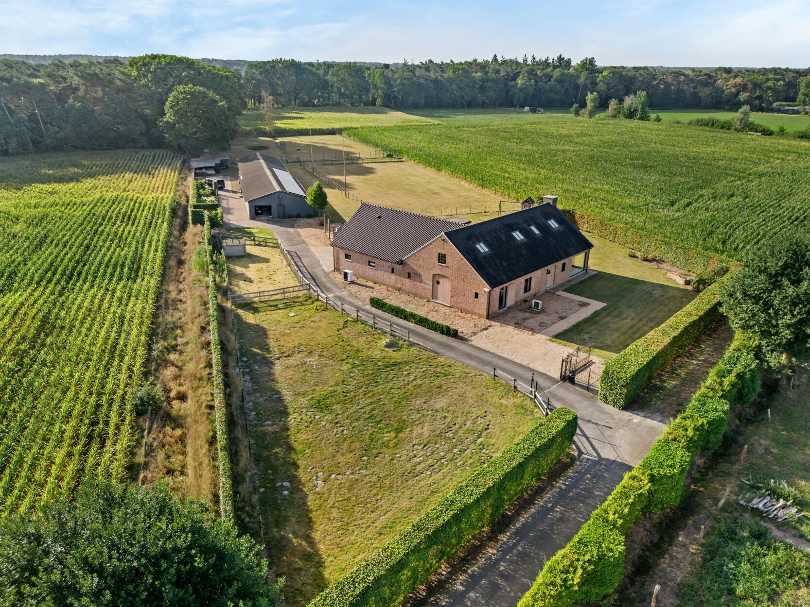 Moderne villa op ca 1ha met bijgebouw van 400m²