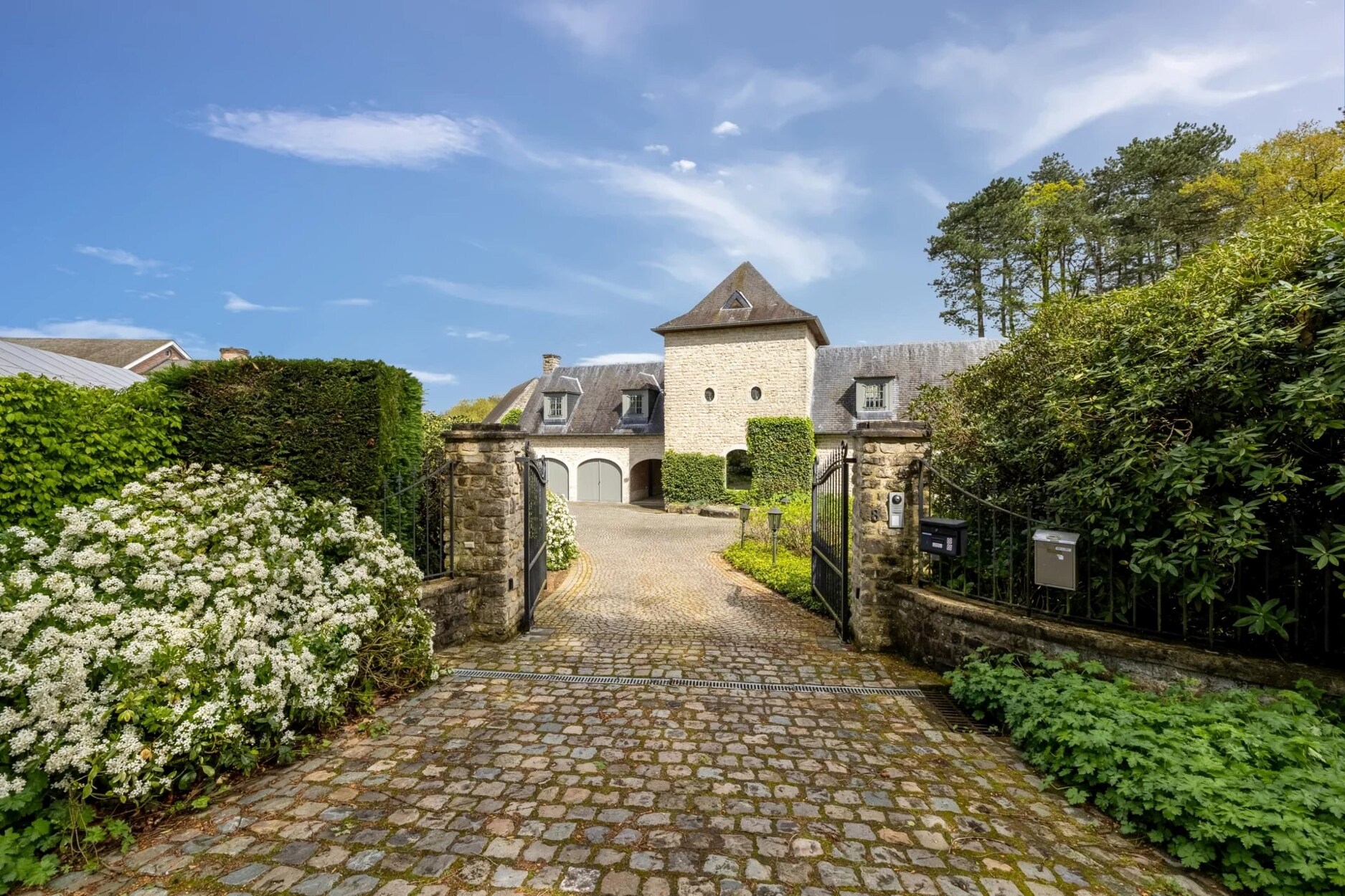 Lasne - Klassieke villa met bijgebouw op 75 are