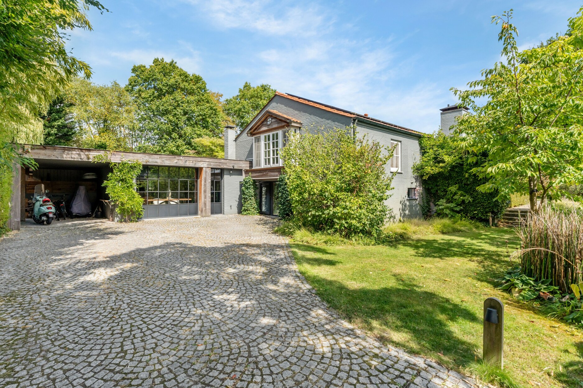 Villa met verwarmd zwembad, orangerie en kantoorruimte