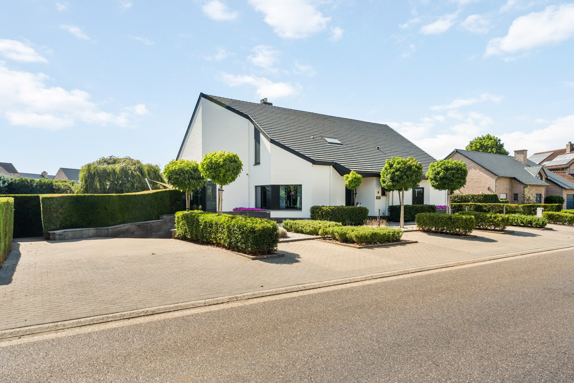 Villa met praktijkruimte en naastliggende bouwgrond
