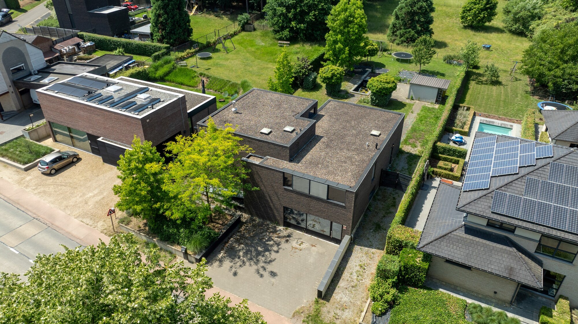 Moderne villa met praktijkruimte en 4 slaapkamers op een perceel van 1153m²
