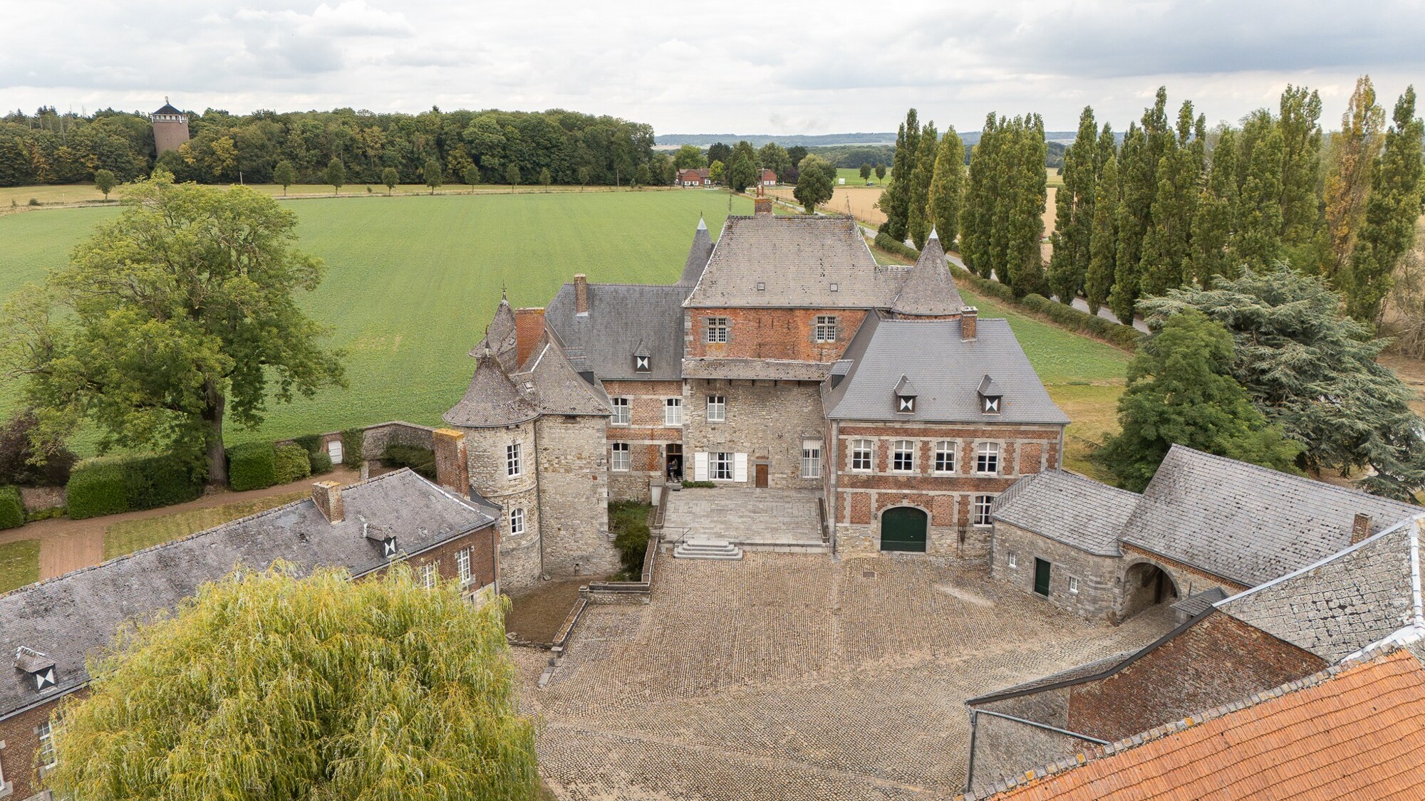 Thuin - authentiek kasteel op 4 hectare