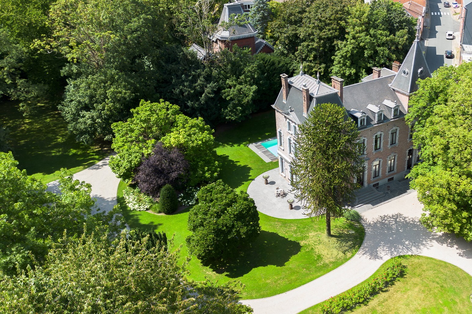 Lodelinsart - 19e-eeuws kasteel met park van 1,5 ha, zwembad en bijgebouwen