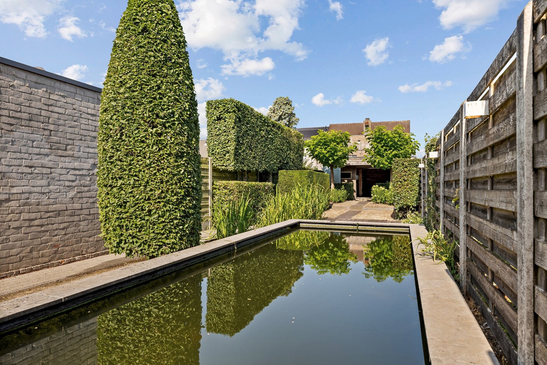 Gemengd pand met handelsruimte en duplex appartement, ruime tuin! 