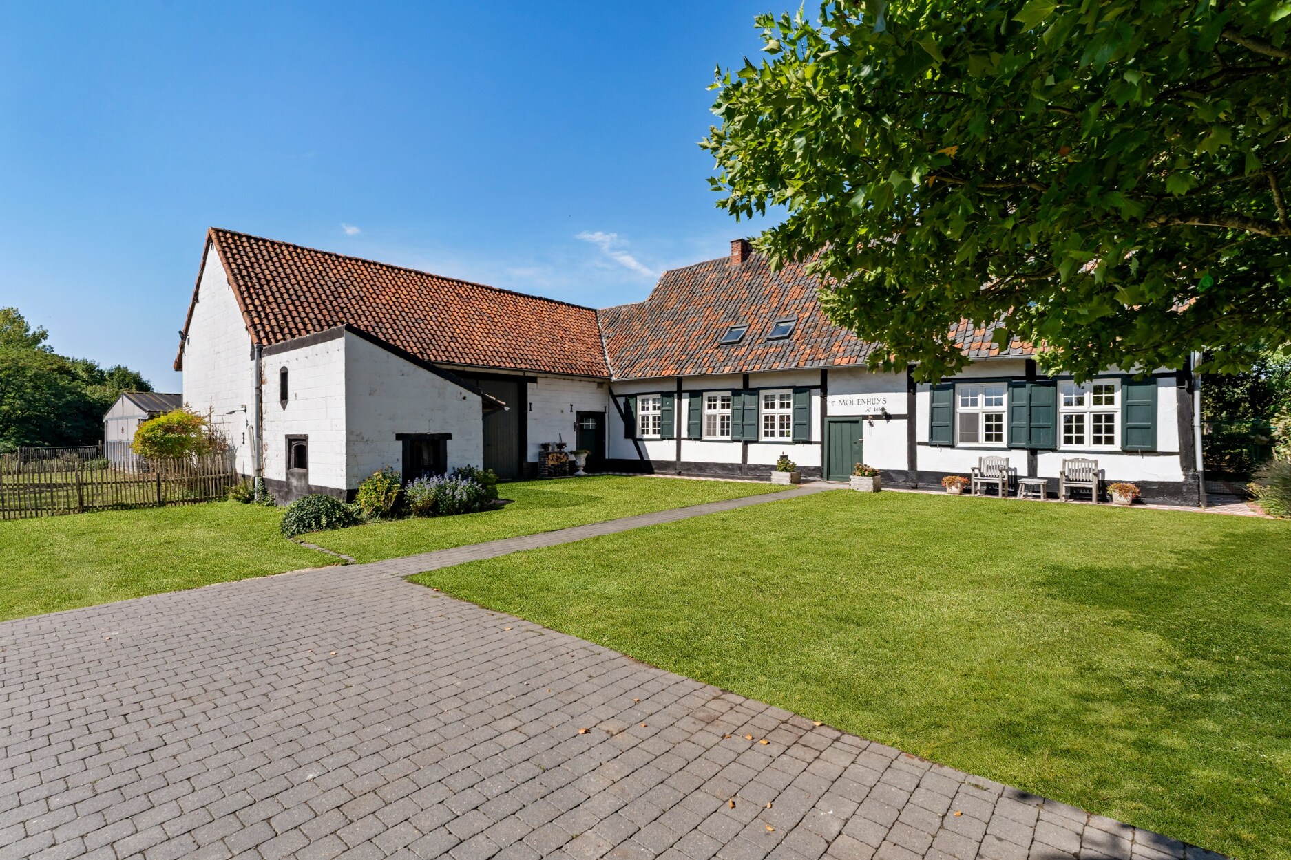 Authentieke hoeve 't Molenhuys met stallen gelegen op een prachtig terrein van 13892m² te Hasselt (Spalbeek).
