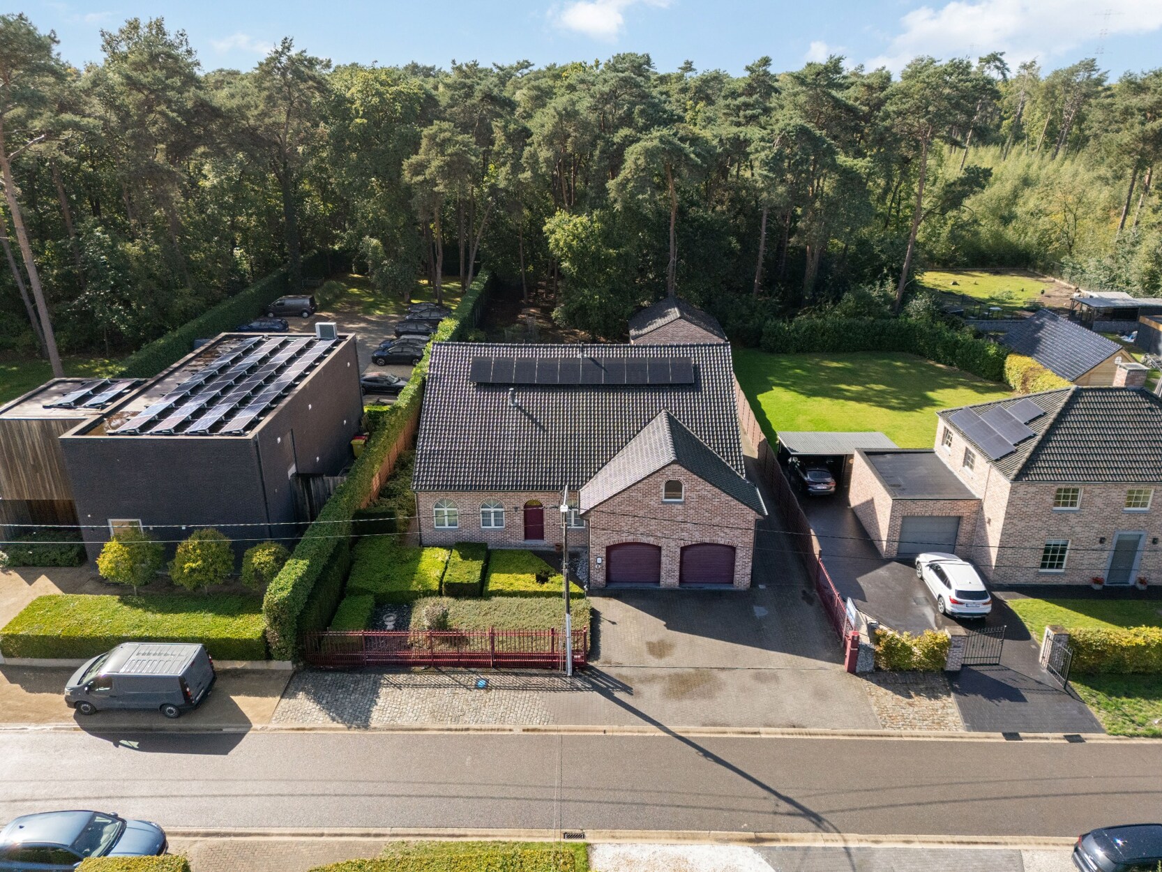 Ruime villa met 5 slpks, dubbele garage en onderkeldering op 17a te Grobbendonk 