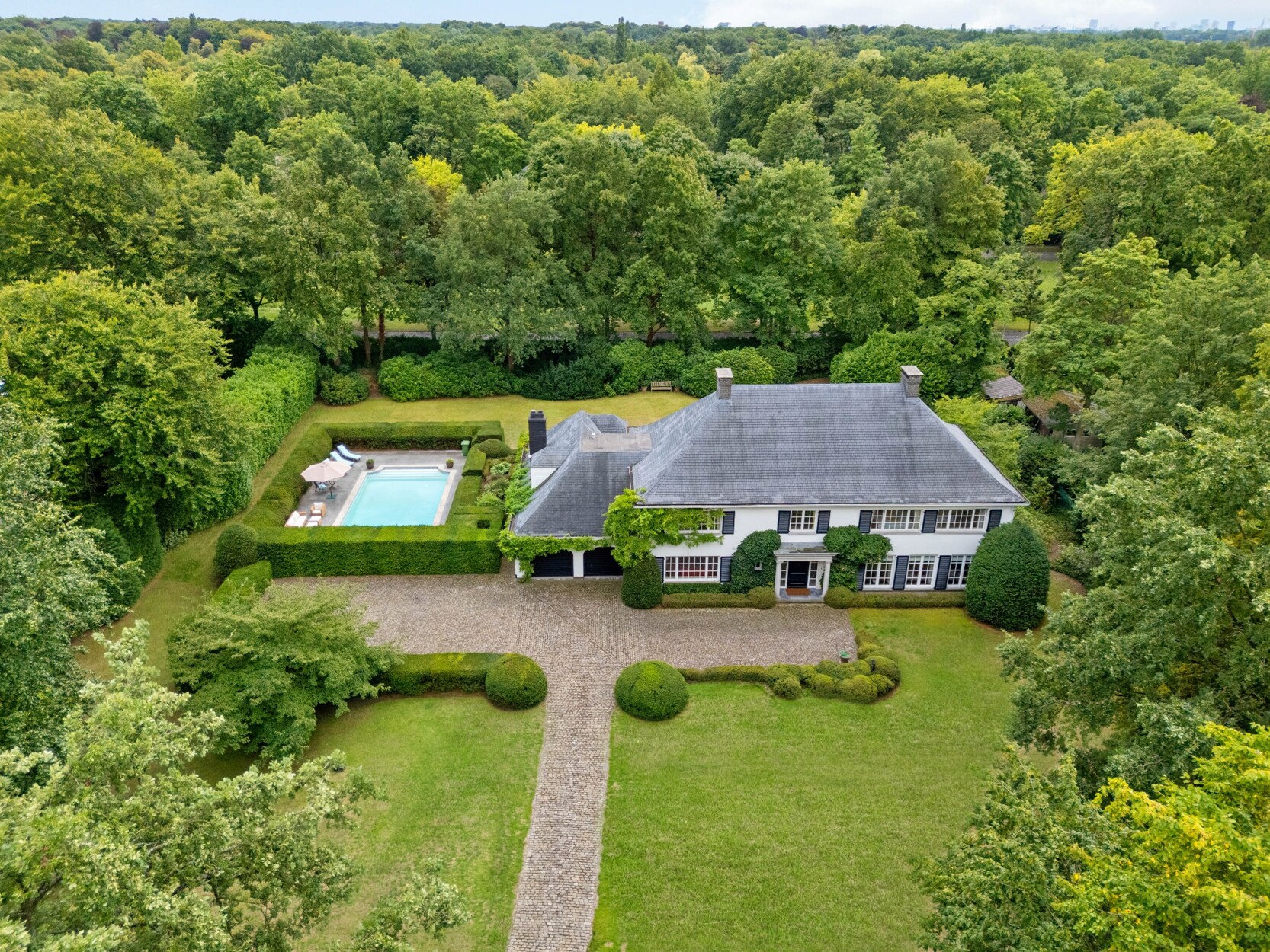 Exclusieve villa met zwembad in centrum Brasschaat