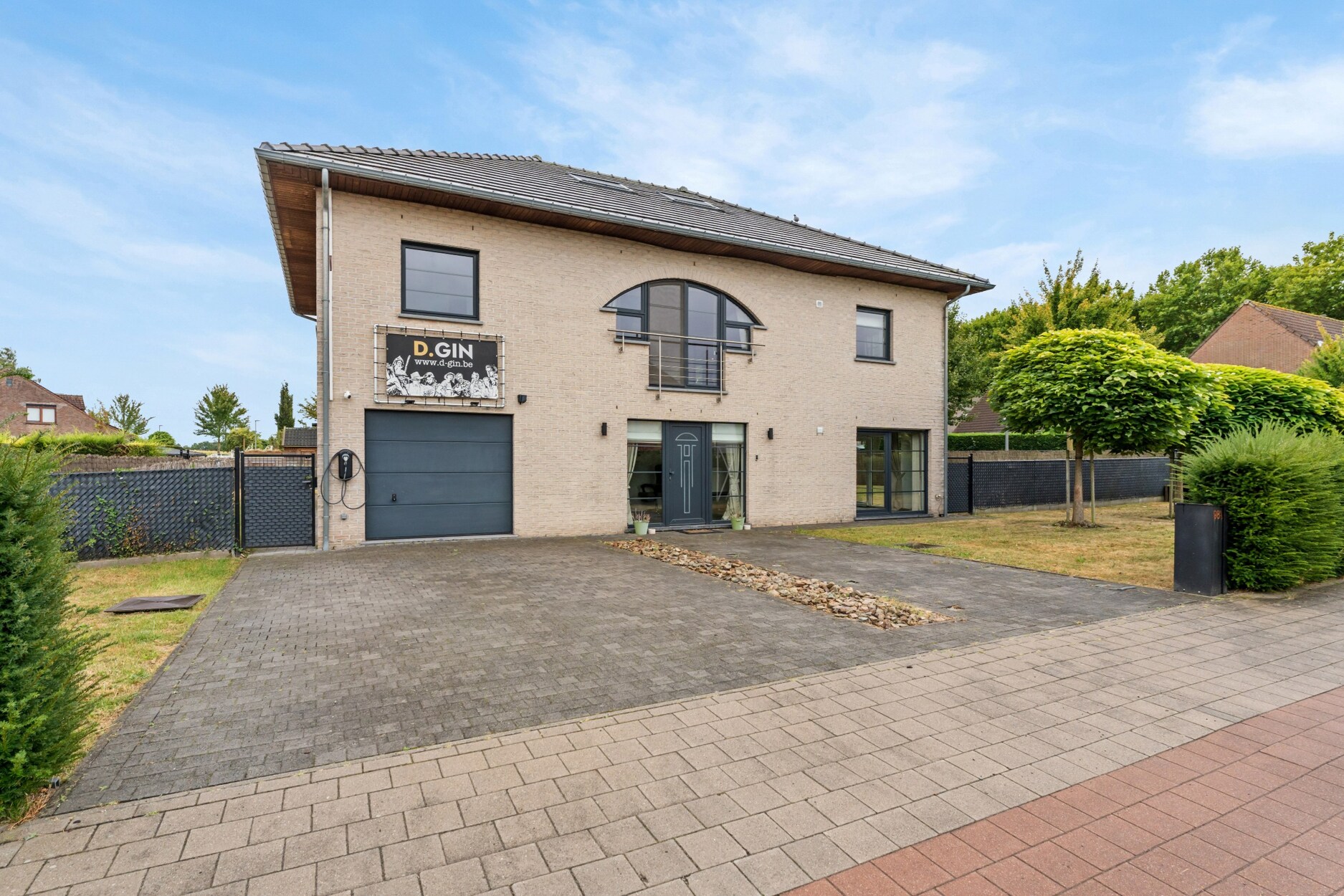 Rustig en residentieel gelegen villa met zwembad en 5 slaapkamers op een perceel van 1130m²