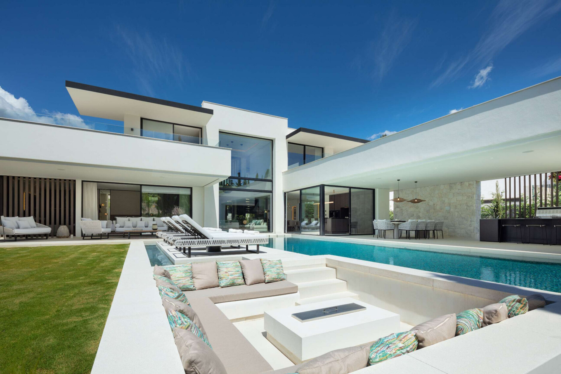 Eigentijdse villa in het hart van Nueva Andalucia, omringd door golfbanen