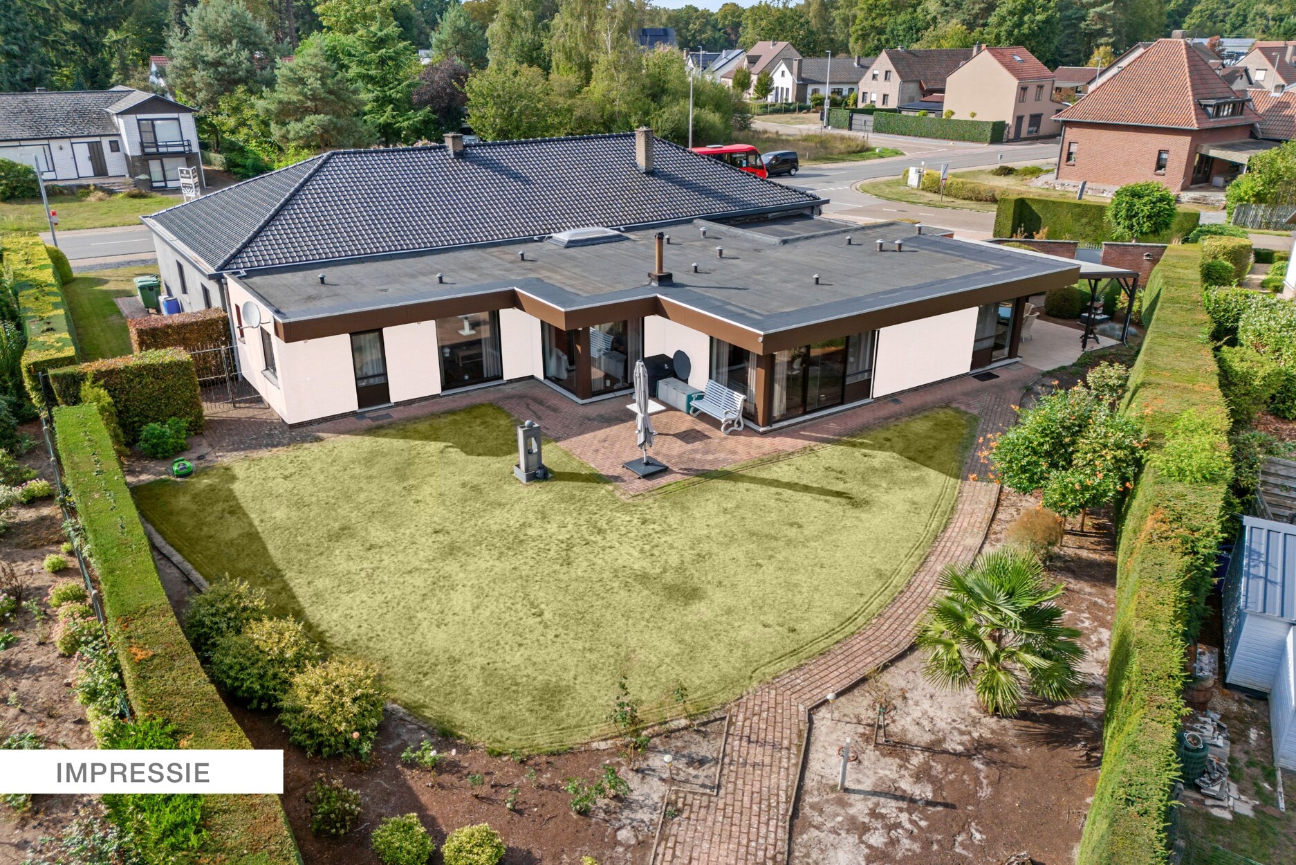 Opbrengsteigendom (handelsruimtes en 1 gelijkvloerse woonst), op een goede zichtlocatie te Heusden-Zolder!