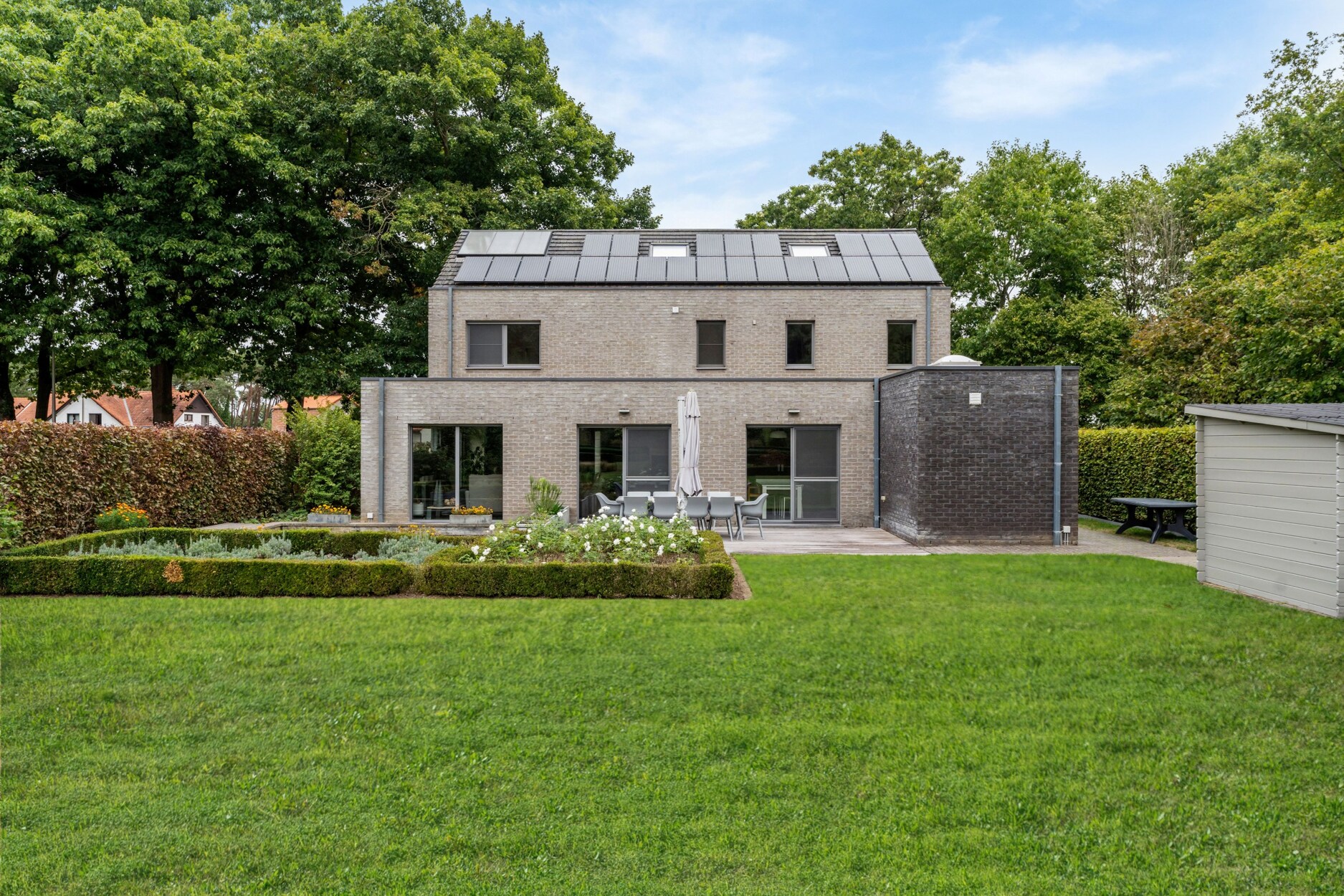 Moderne villa met 6 slaapkamers en inpandige garage op ca. 2.072 m² in Tessenderlo