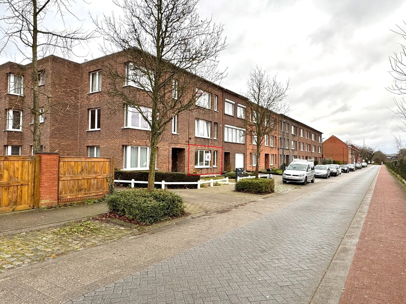 Gerenoveerd gelijklvloersappartement met 2 slaapkamers en garagebox