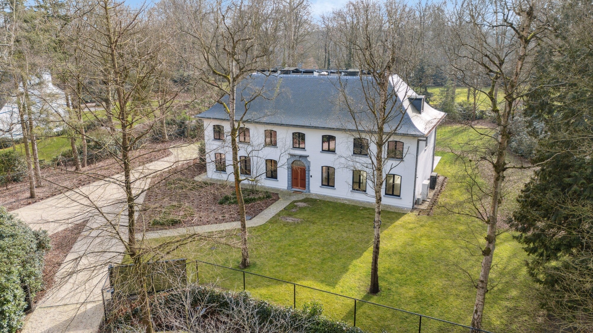 Luxe villa op ca. 3.628 m² met zwembad
