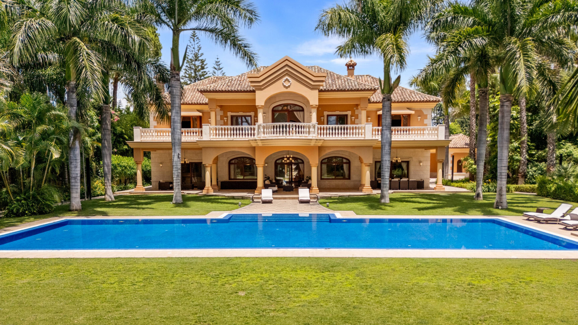 Uitzonderlijke grote villa aan het strand, een unieke kans in Guadalmina Baja