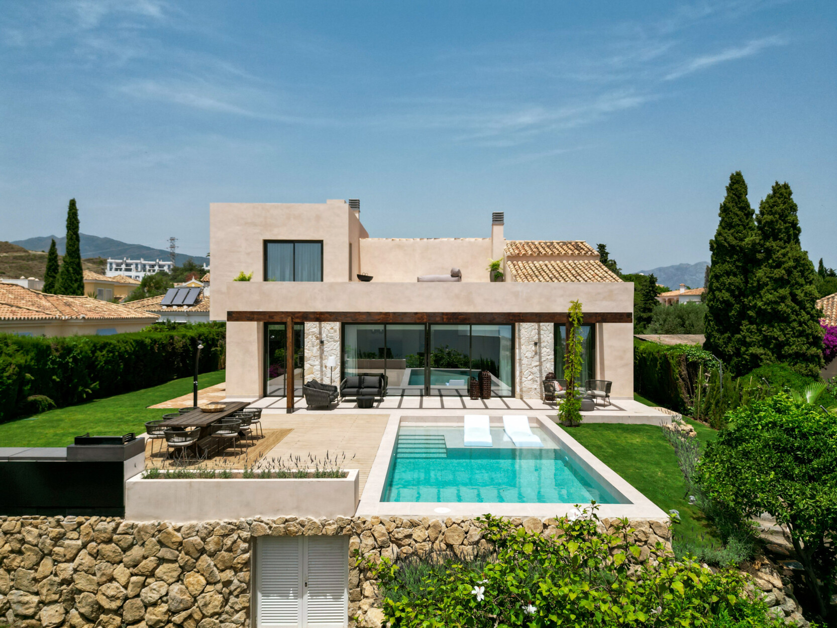 Villa met prachtig panoramisch zeezicht in El Paraíso Alto, Benahavís