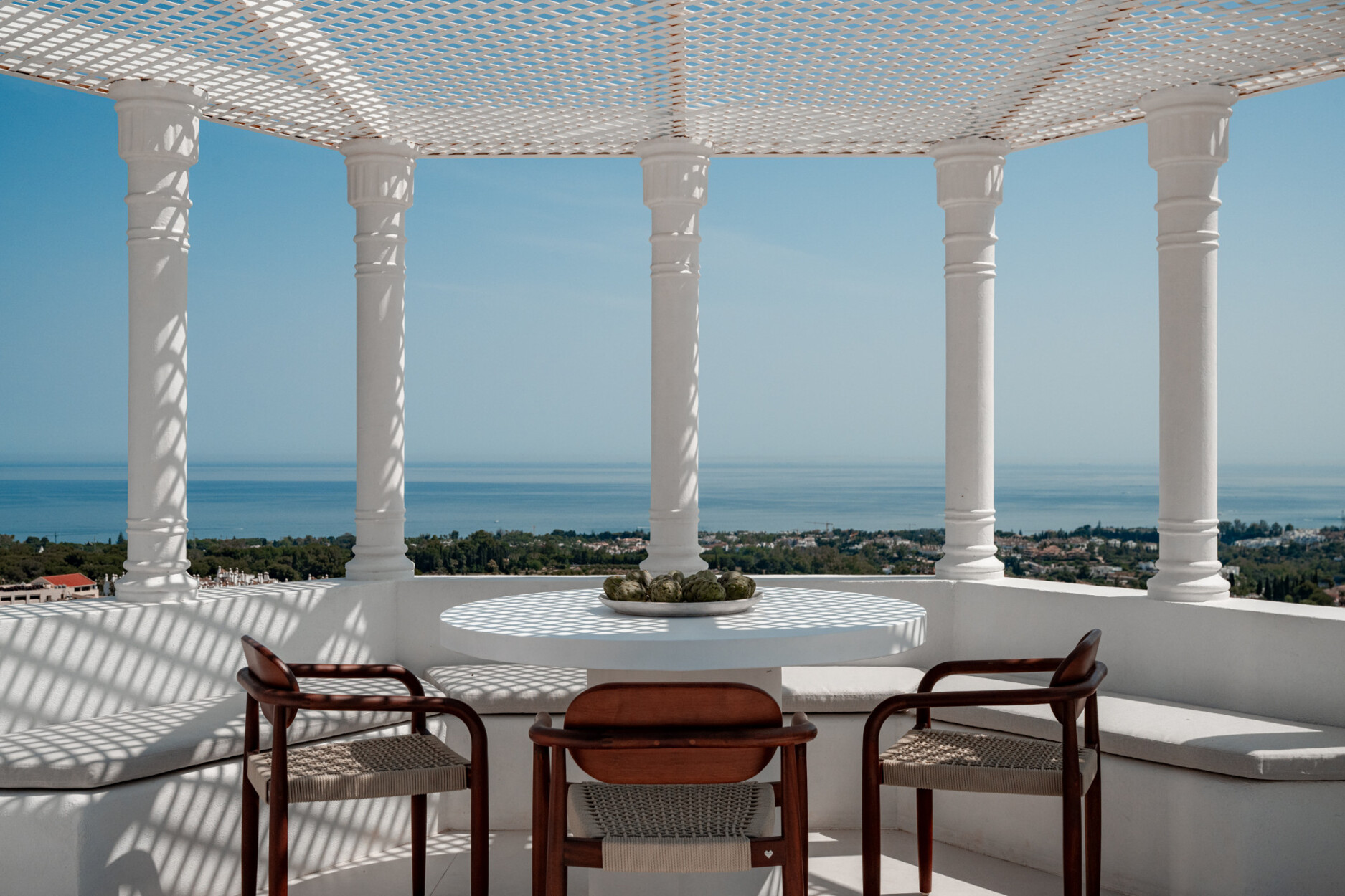 Een luxueus toevluchtsoord tussen zee en bergen met eigentijds design aan de Golden Mile van Marbella