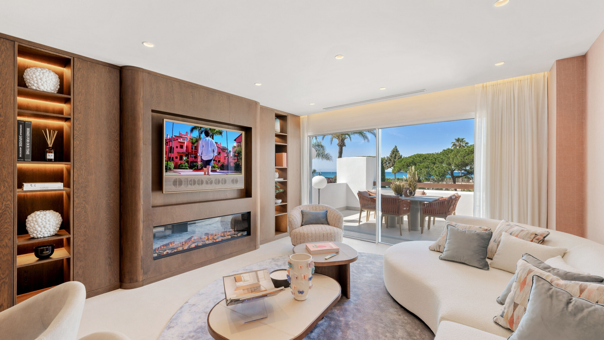 Moderne, volledig gerenoveerd appartement aan het strand in Los Monteros, Oost-Marbella