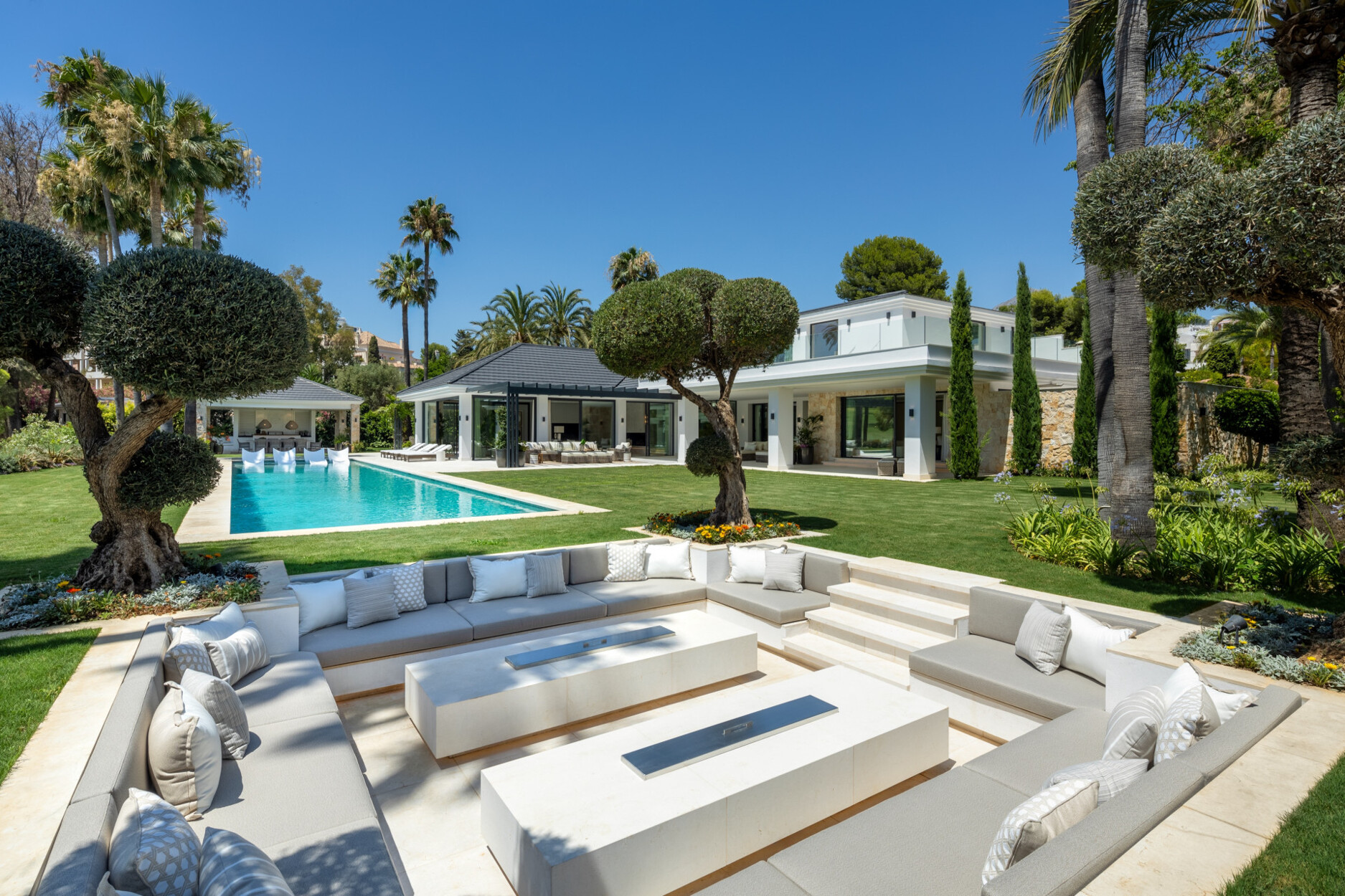 Imponerende villa aan de voorkant van de golfbaan in Las Brisas, Nueva Andalucía