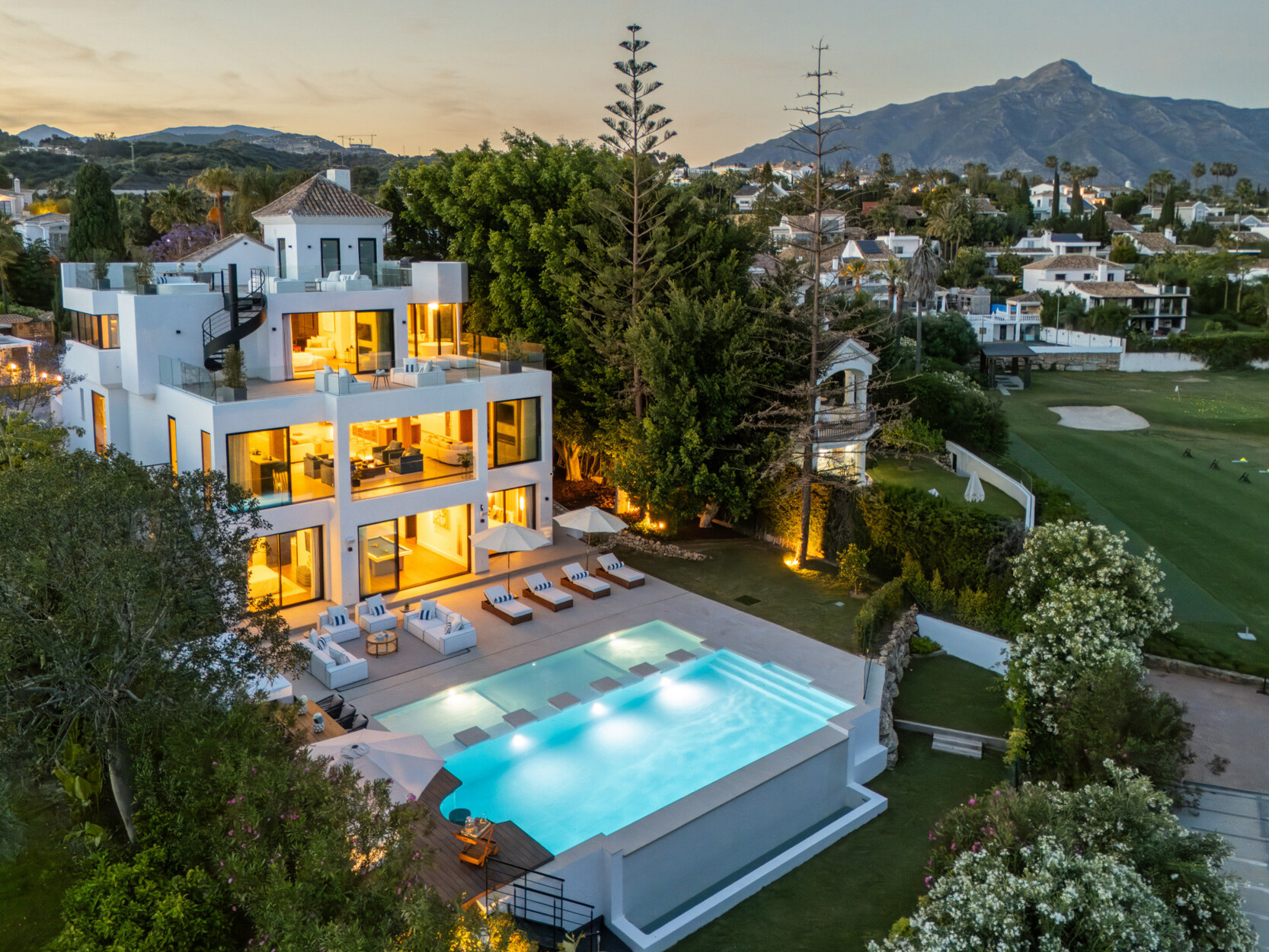 Majestueuze Frontline Golfvilla bij Los Naranjos Golf Club, Nueva Andalucía