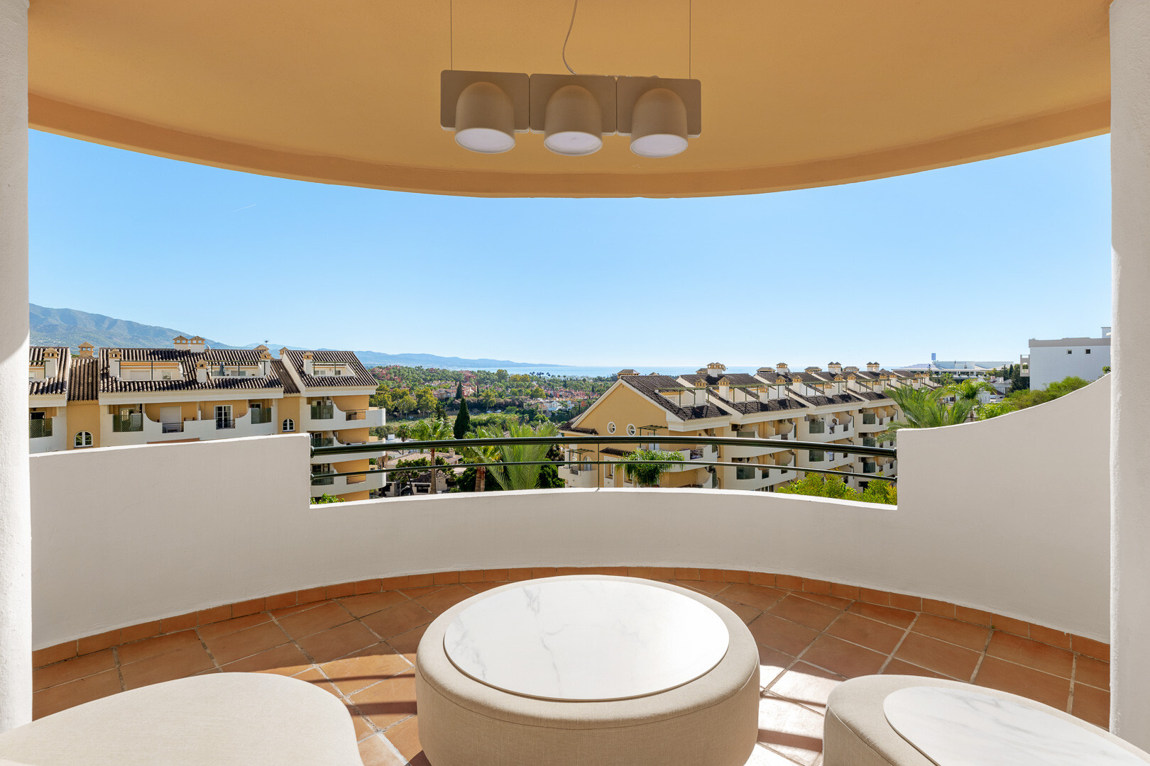 Luxe duplex volledig gerenoveerd met uitzicht op zee in het hart van Nueva Andalucía, Señorio de Aloha