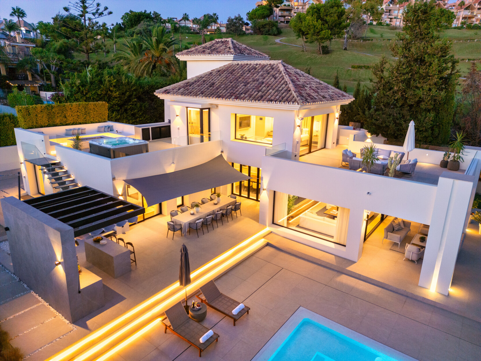 Hedendaagse villa met uitzonderlijke faciliteiten in de Golf valley van Nueva Andalucía