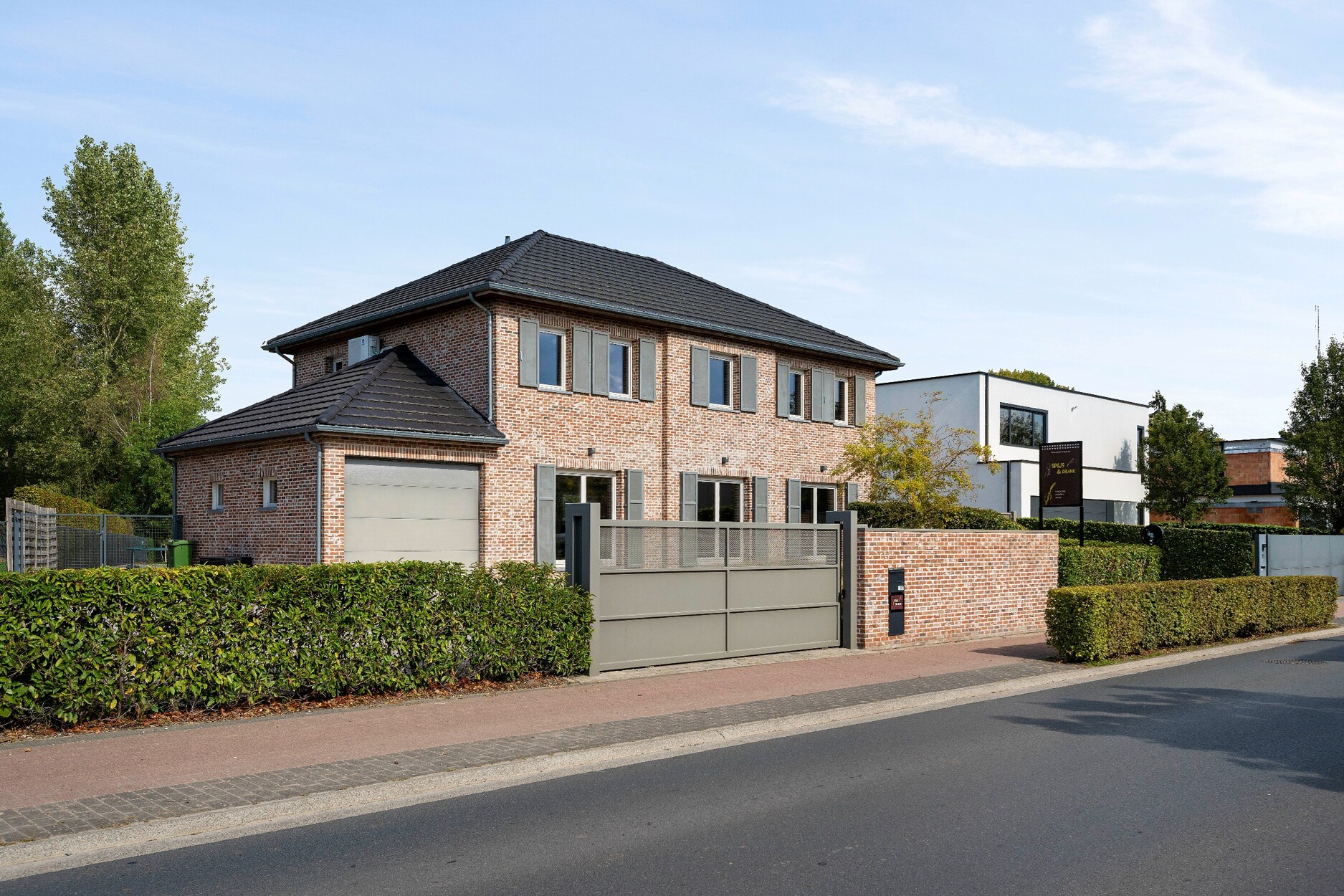 Hedendaagse villa met 4 slaapkamers en ruime tuin